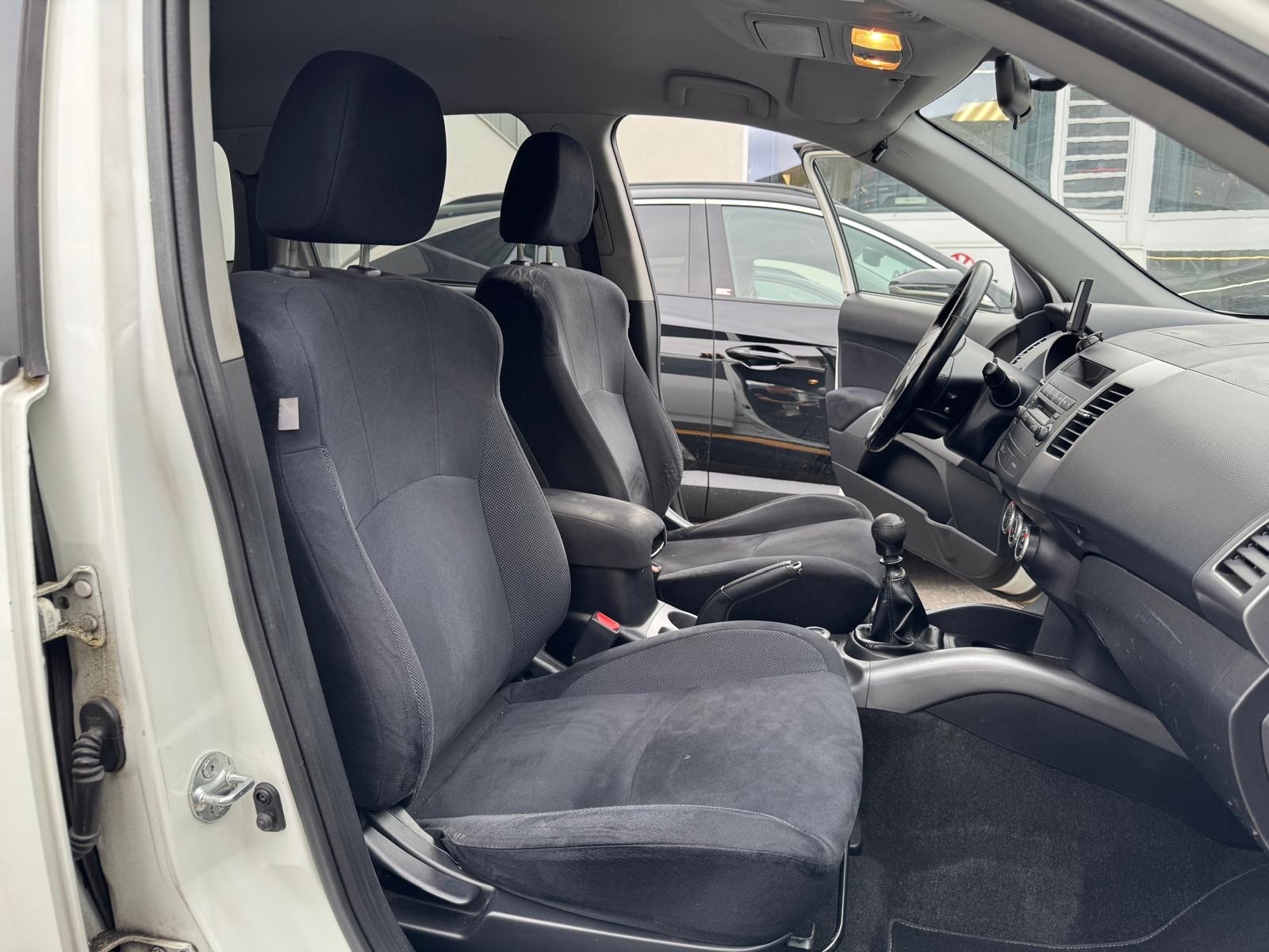 MITSUBISHI Outlander 2.2 DID Navigator 4WD-image-6