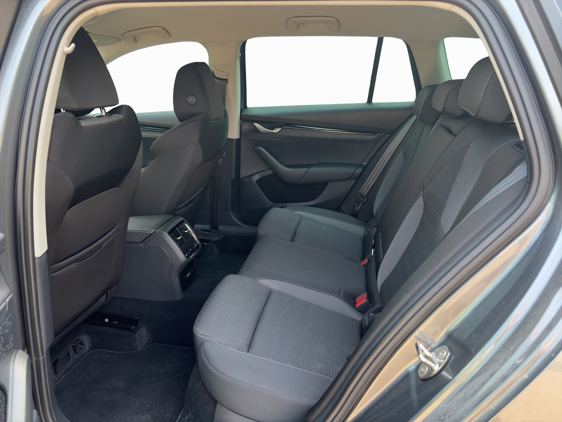 SKODA Octavia Combi 1.5 TSI mHEV DSG Selection-image-7
