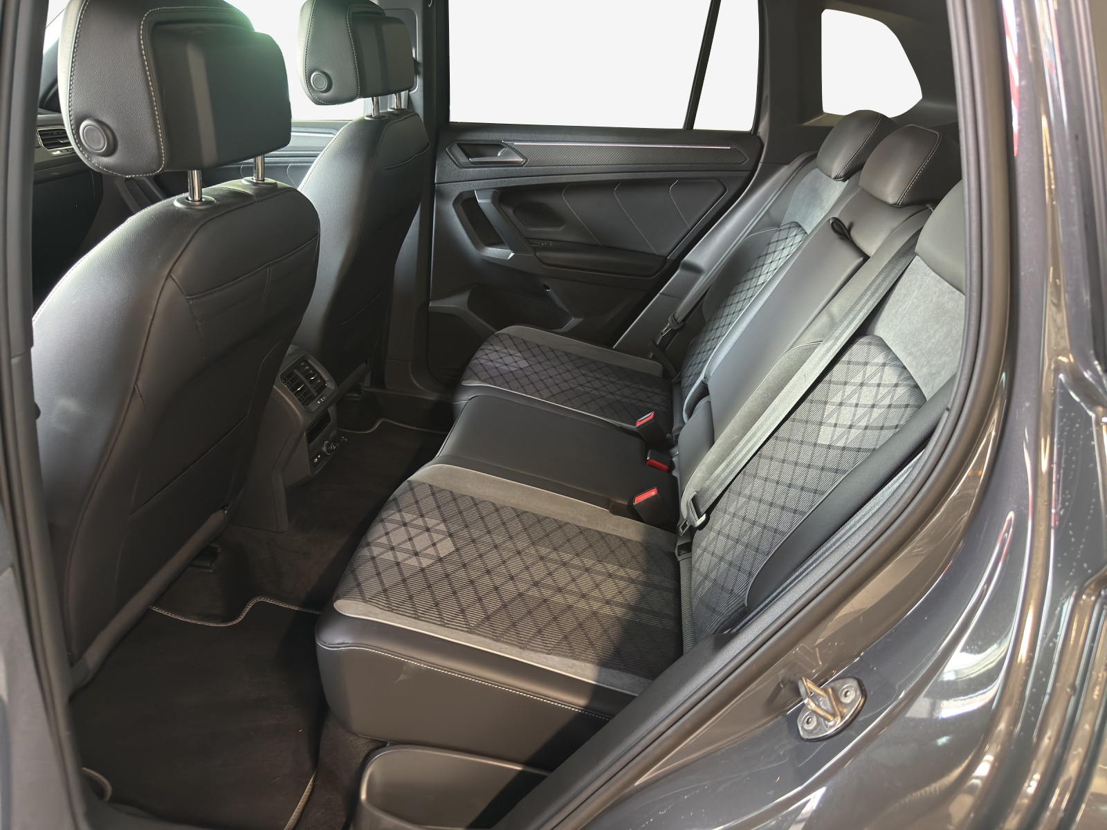 VW Tiguan 2.0TSI R-Line 4Motion DSG-image-10
