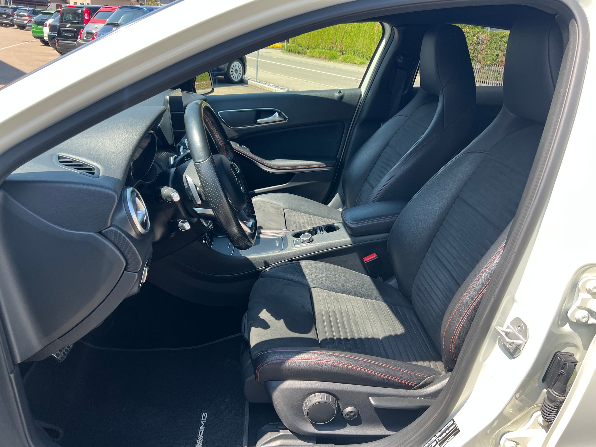 MERCEDES-BENZ A 200 AMG Line 7G-DCT-image-18
