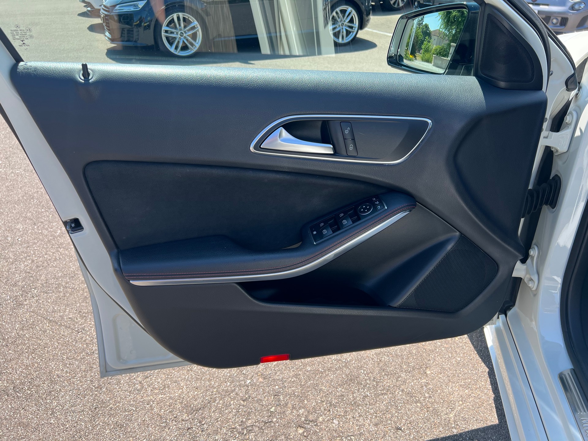 MERCEDES-BENZ A 200 AMG Line 7G-DCT-image-17