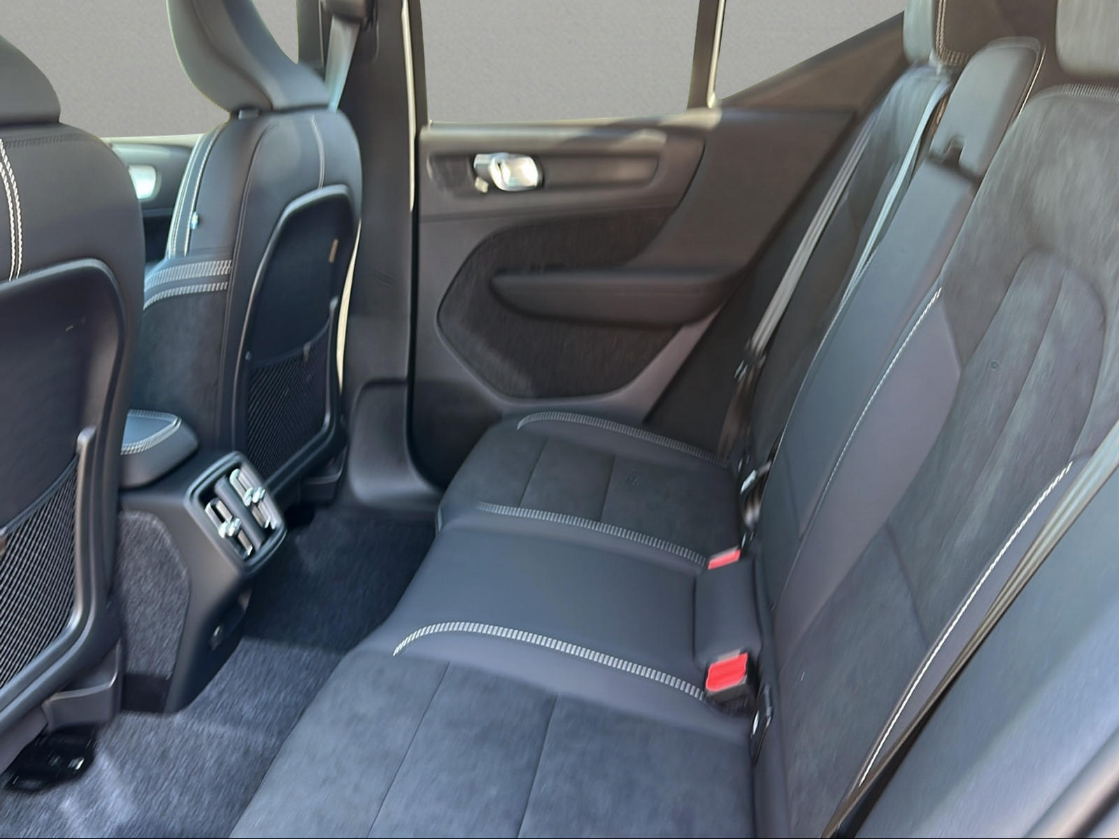 VOLVO XC40 B3 Benzin Mild Hybrid Plus Dark DCT-image-5