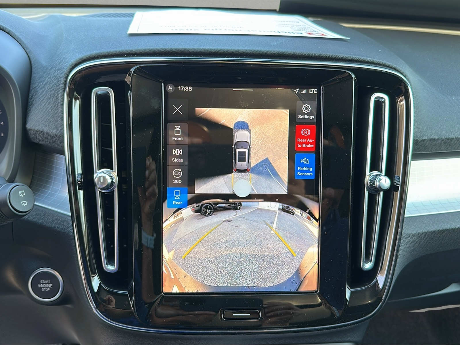 VOLVO XC40 B3 Benzin Mild Hybrid Plus Dark DCT-image-4