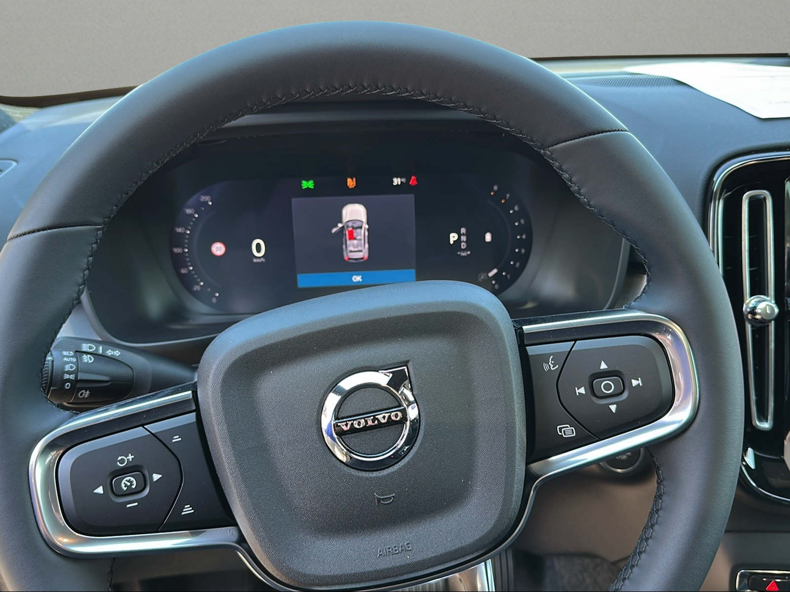 VOLVO XC40 B3 Benzin Mild Hybrid Plus Dark DCT-image-11