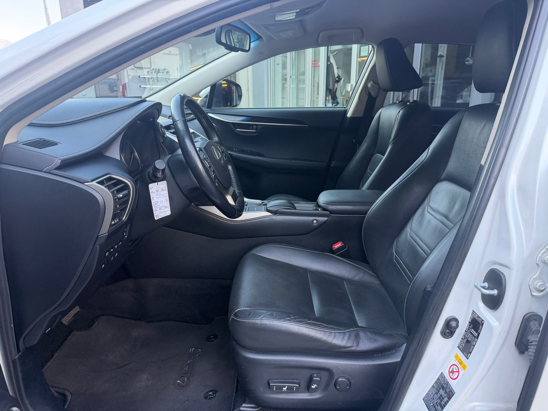 LEXUS NX 300h excellence E-Four Automatic-image-8