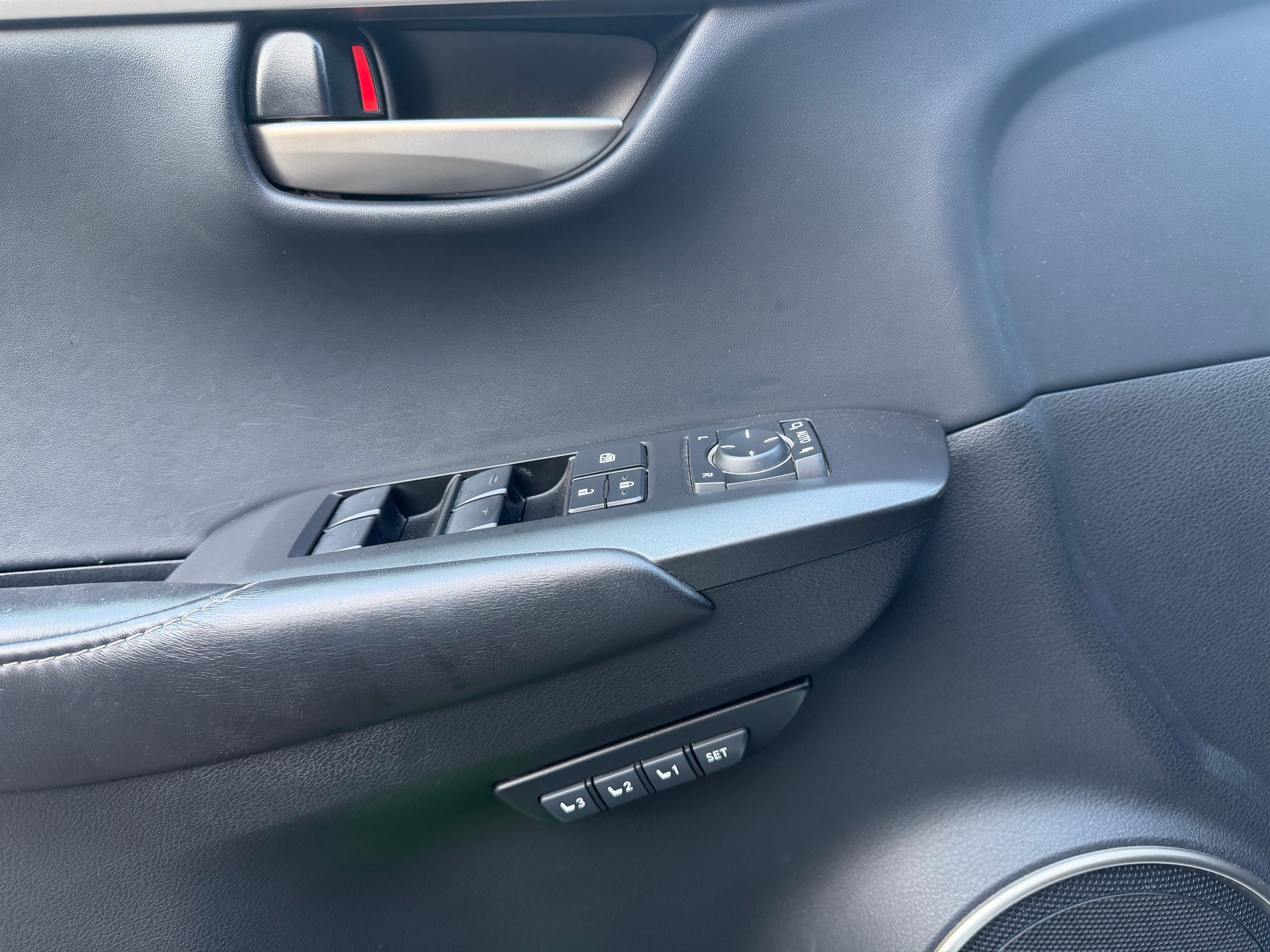 LEXUS NX 300h excellence E-Four Automatic-image-14