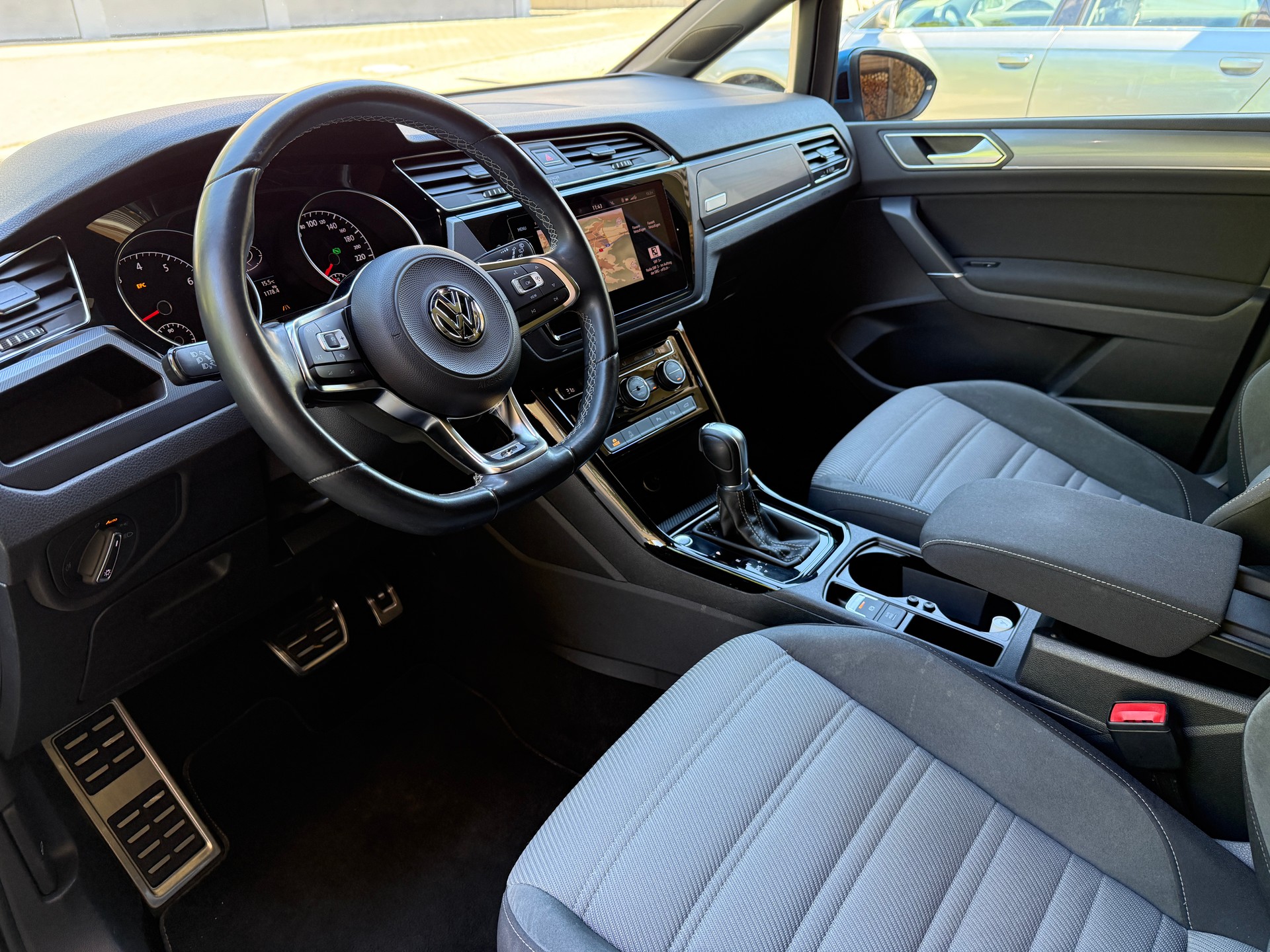 VW 1.5 TSI R-LINE Highline DSG-image-2