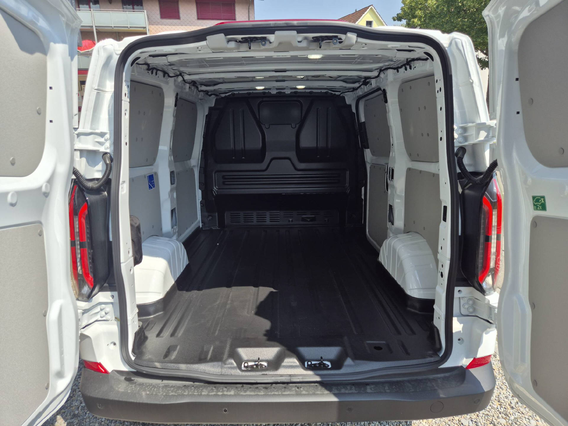 FORD E-Transit C Van 320 L1 Trend 82.5 kWh-image-7