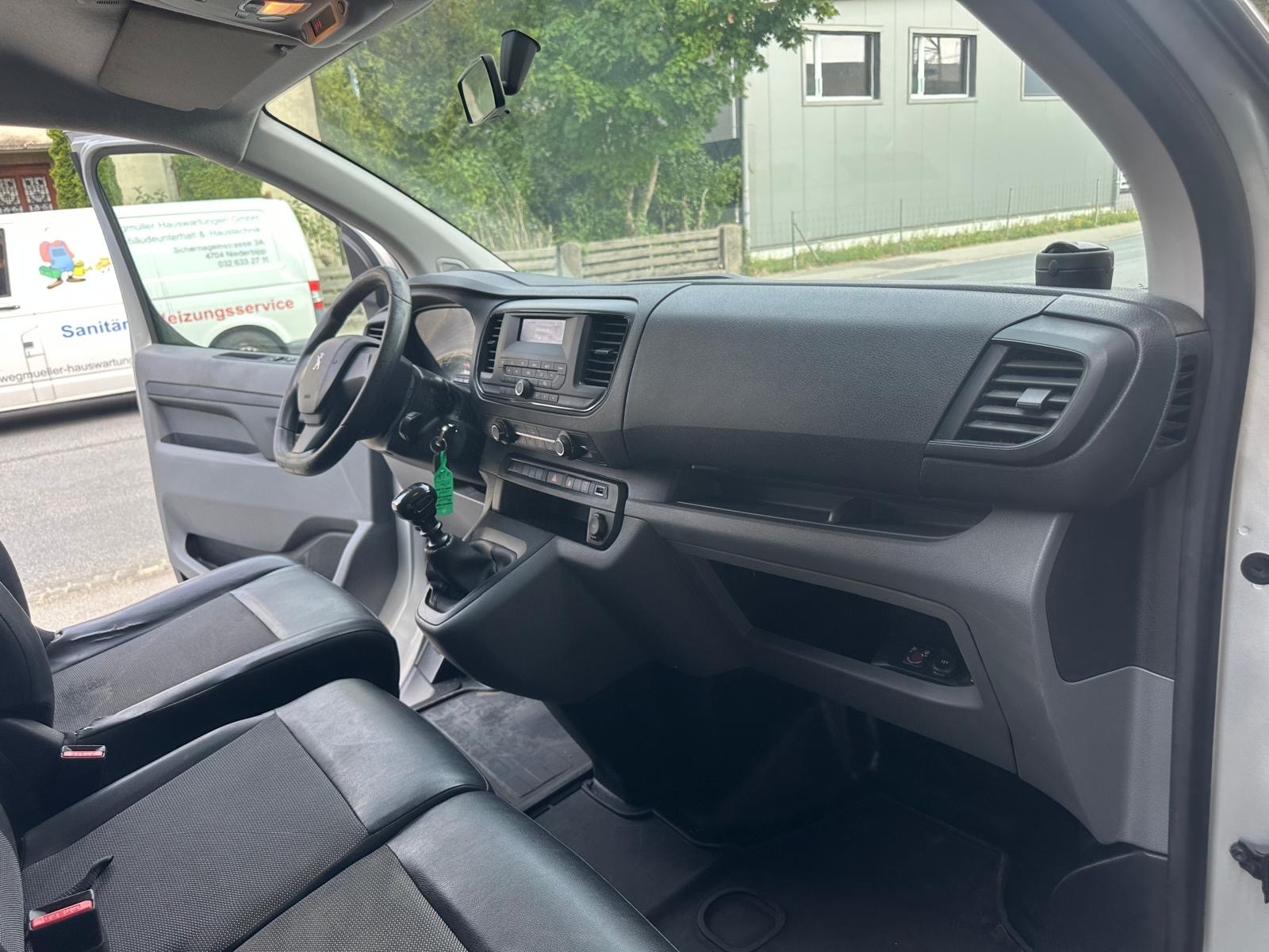 PEUGEOT Expert 2.0 BlueHDi 120 S&S Allure Standard-image-16