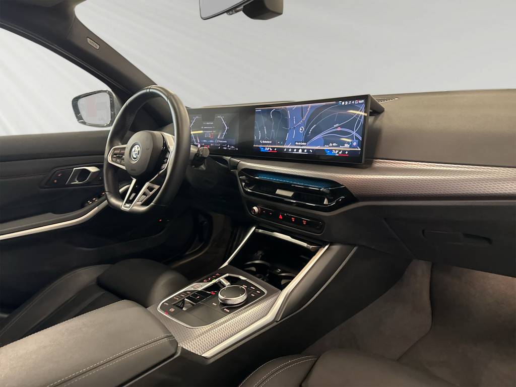 BMW 330e x DriveTouring Steptronic M Sport-image-5