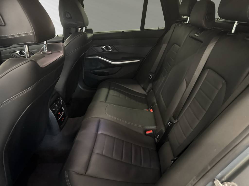BMW 330e x DriveTouring Steptronic M Sport-image-7