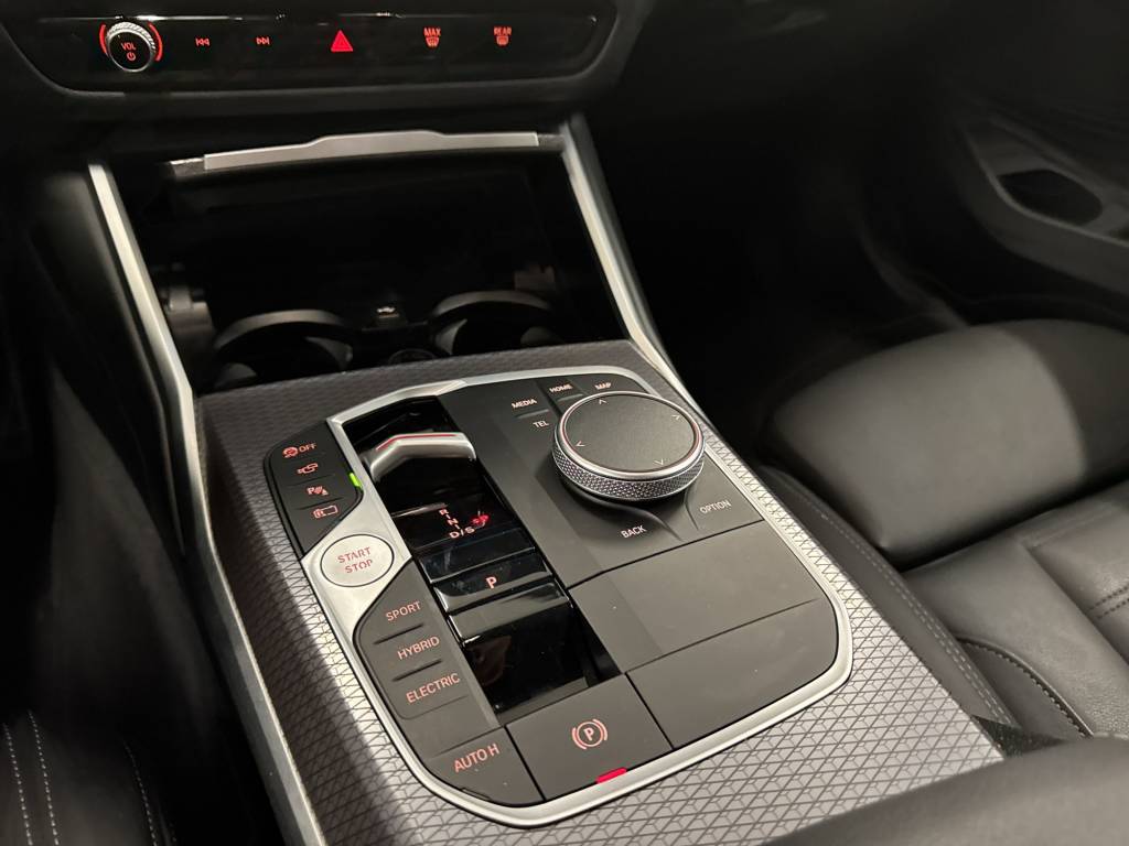 BMW 330e x DriveTouring Steptronic M Sport-image-13