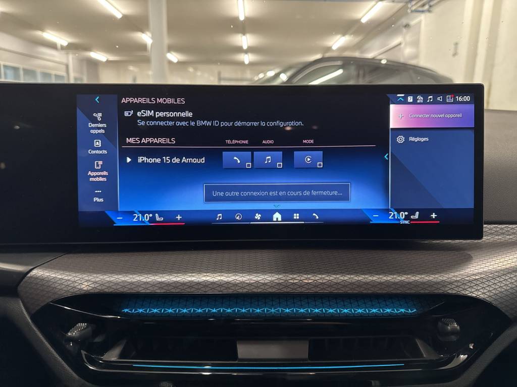 BMW 330e x DriveTouring Steptronic M Sport-image-11