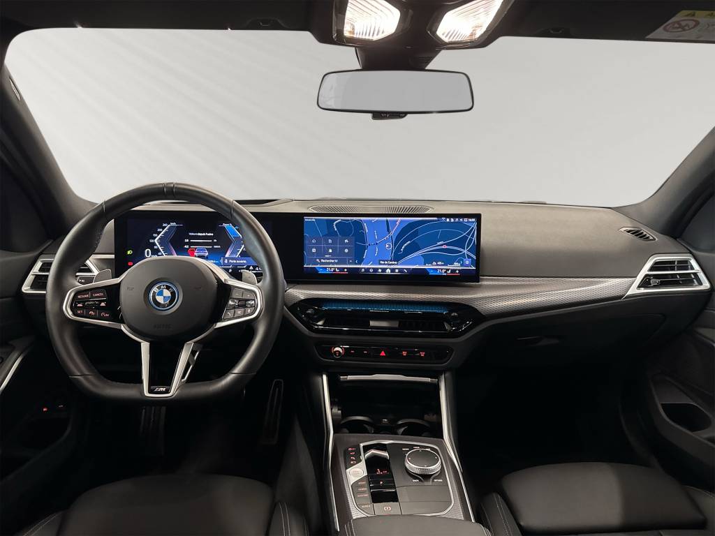 BMW 330e x DriveTouring Steptronic M Sport-image-6
