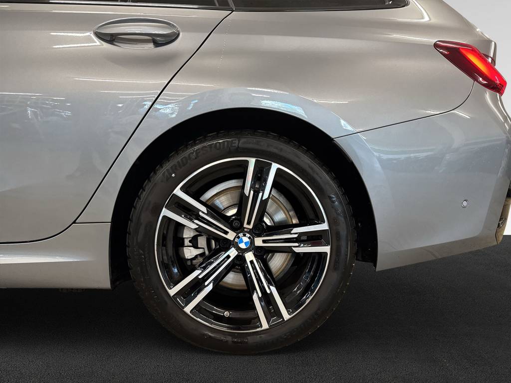 BMW 330e x DriveTouring Steptronic M Sport-image-9