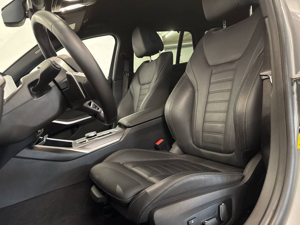 BMW 330e x DriveTouring Steptronic M Sport-image-10