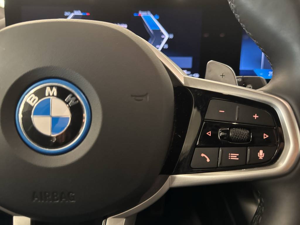 BMW 330e x DriveTouring Steptronic M Sport-image-16