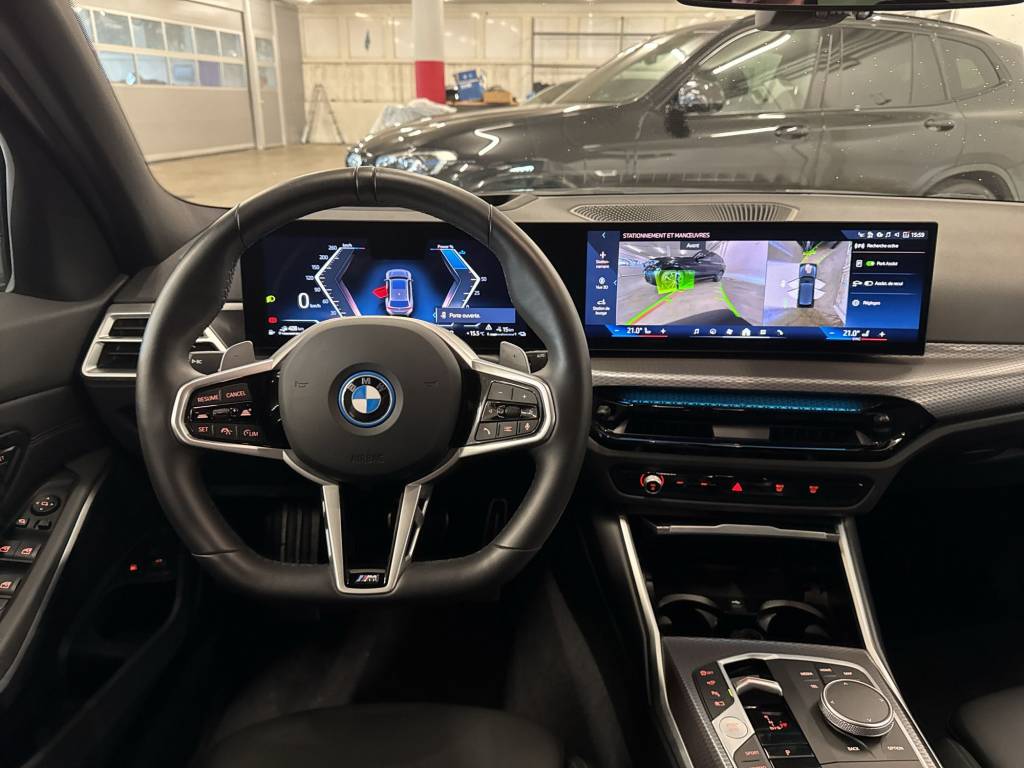 BMW 330e x DriveTouring Steptronic M Sport-image-12