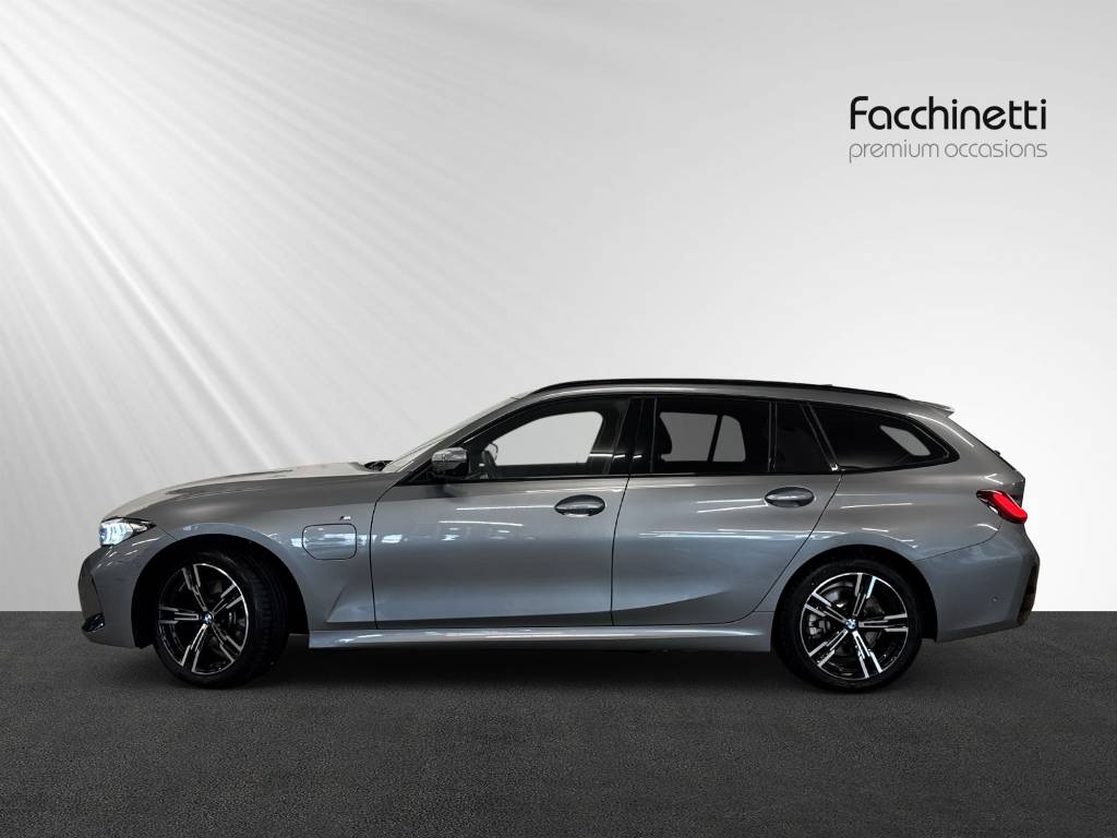 BMW 330e x DriveTouring Steptronic M Sport-image-2