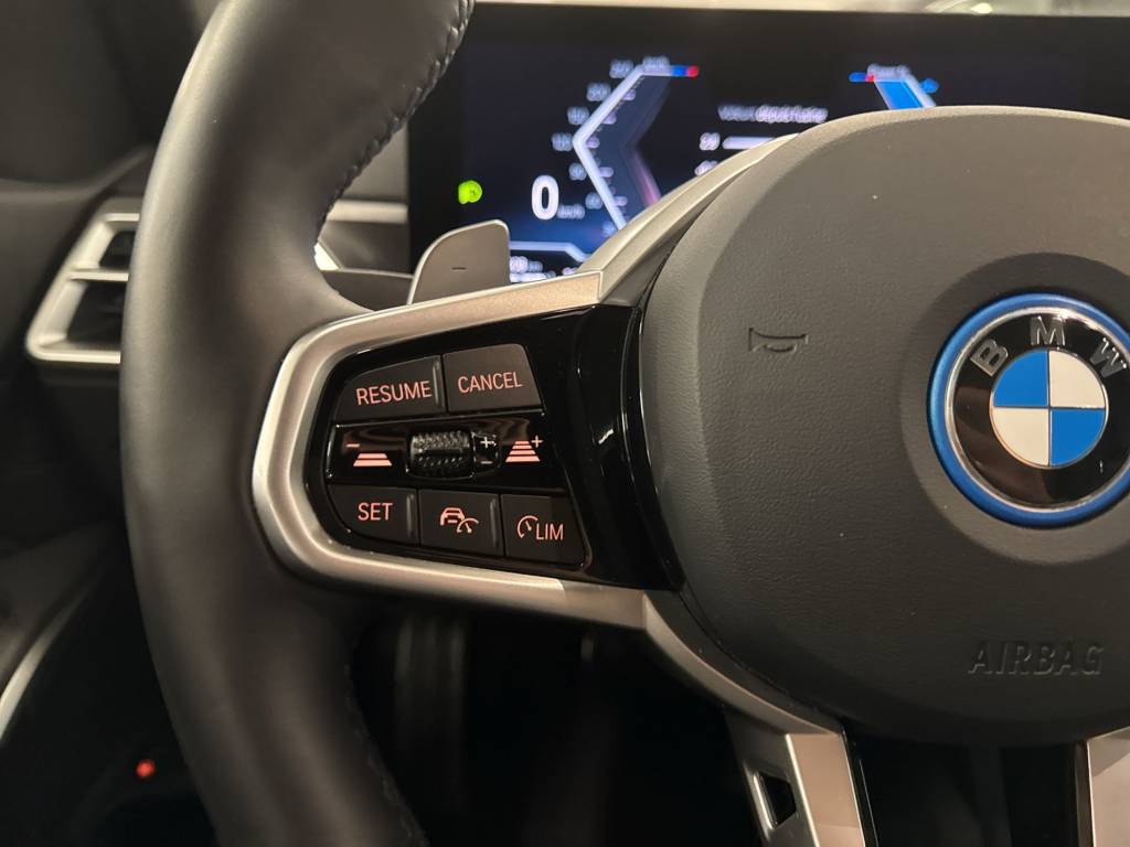 BMW 330e x DriveTouring Steptronic M Sport-image-15