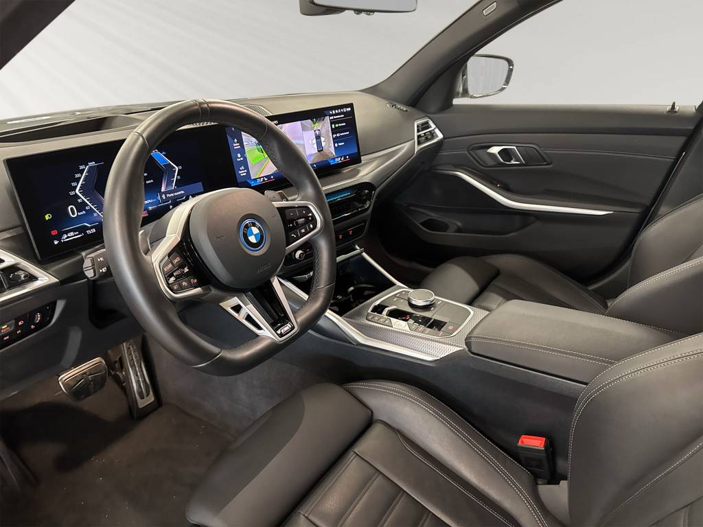 BMW 330e x DriveTouring Steptronic M Sport-image-4