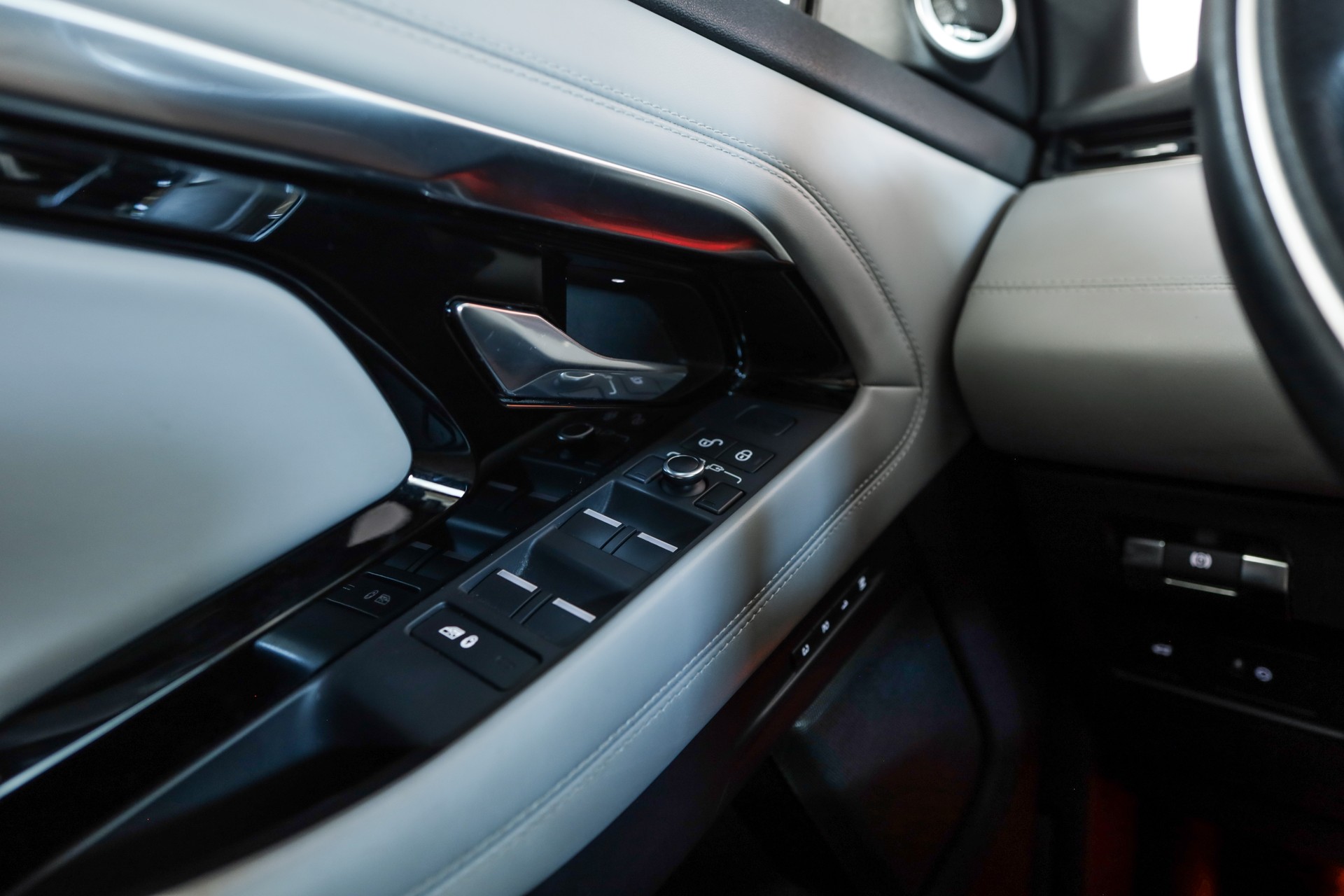 LAND ROVER Range Rover Evoque R-Dynamic P 300 HSE AT9-image-23