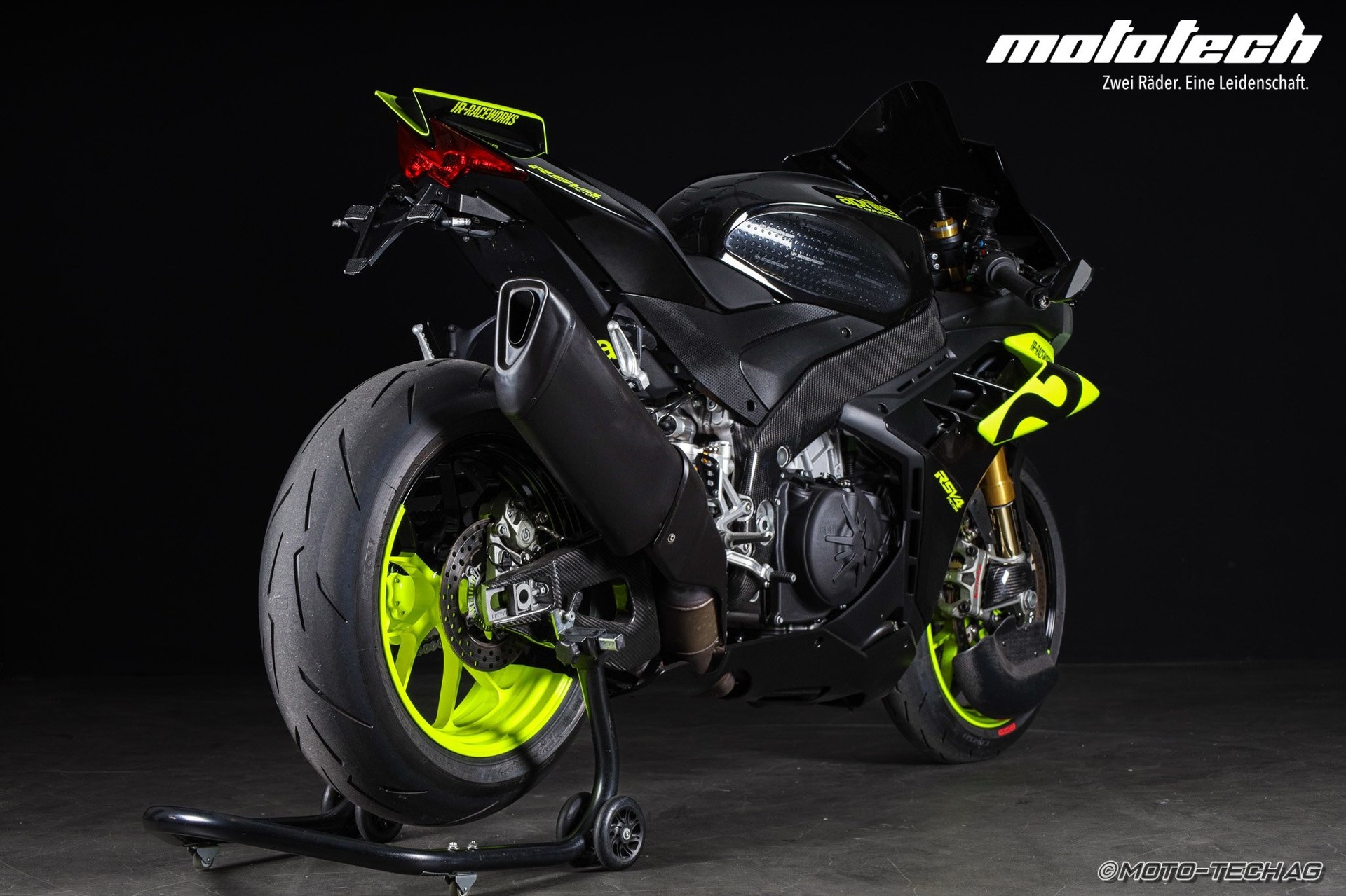 APRILIA RSV4 1100 Factory-showroom-element-2