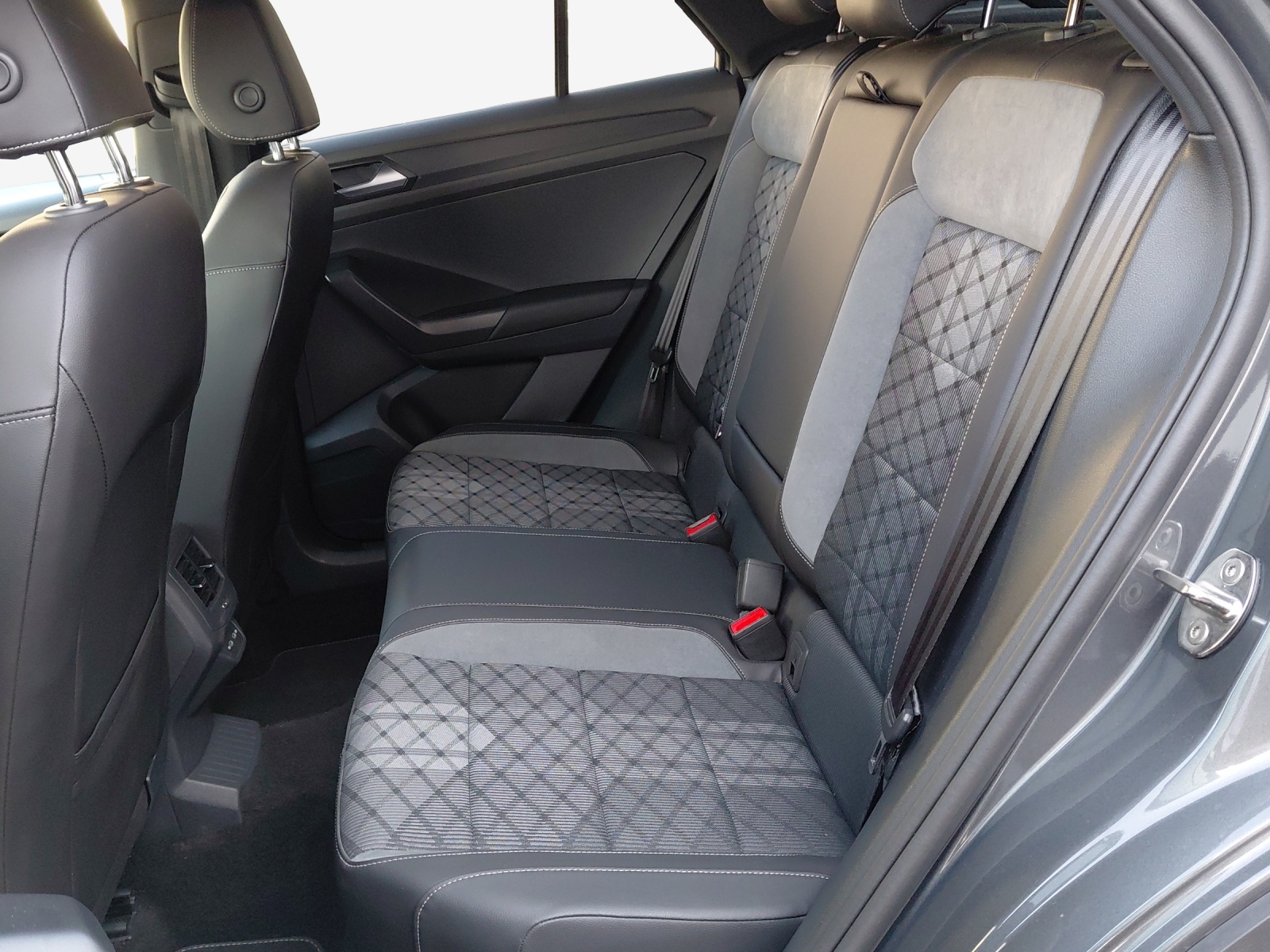 VW T-Roc 2.0 TSI R-Line DSG 4Motion-image-11