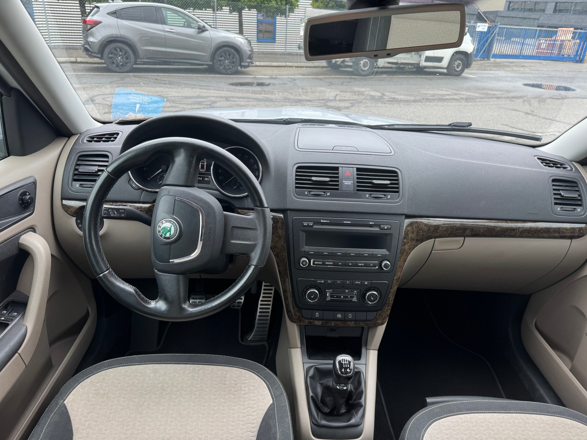 SKODA Yeti 1.8 TSI Active 4x4-image-8