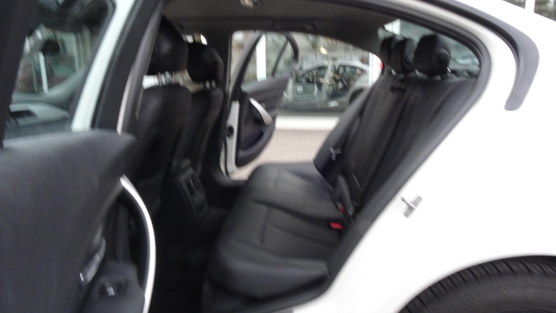 BMW 320i xDrive Sport Line Steptronic-image-11