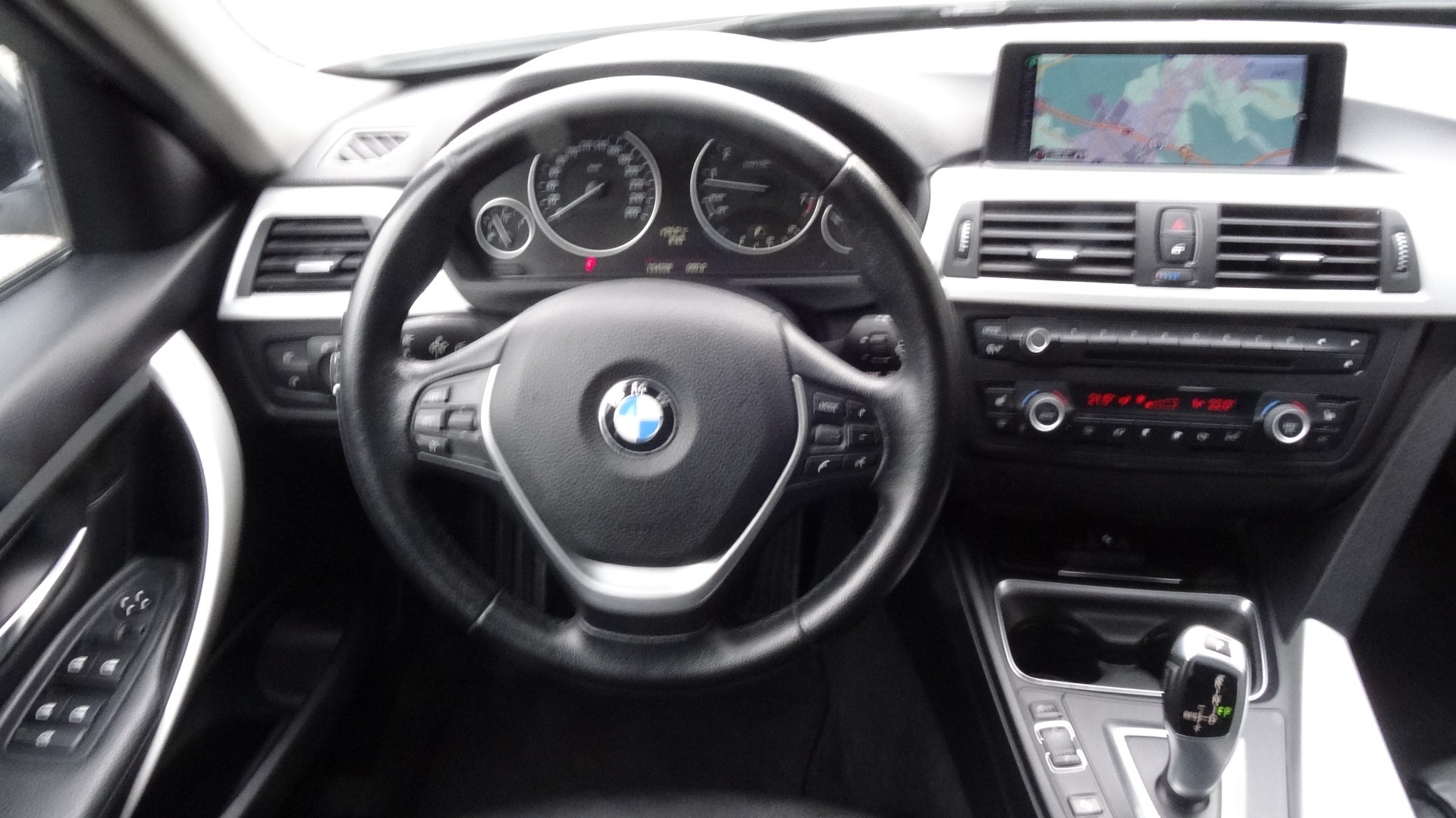 BMW 320i xDrive Sport Line Steptronic-image-14