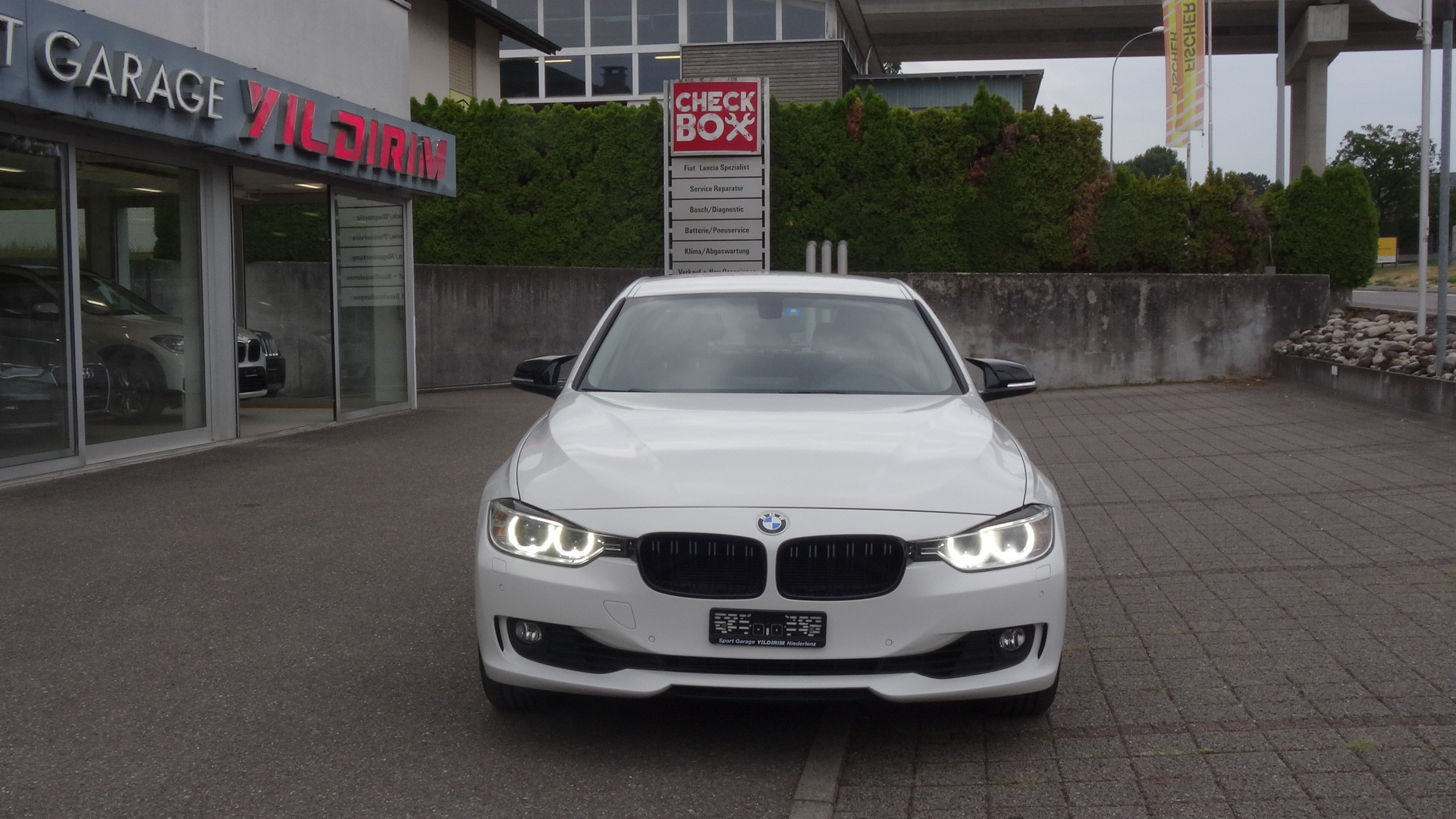 BMW 320i xDrive Sport Line Steptronic-image-15
