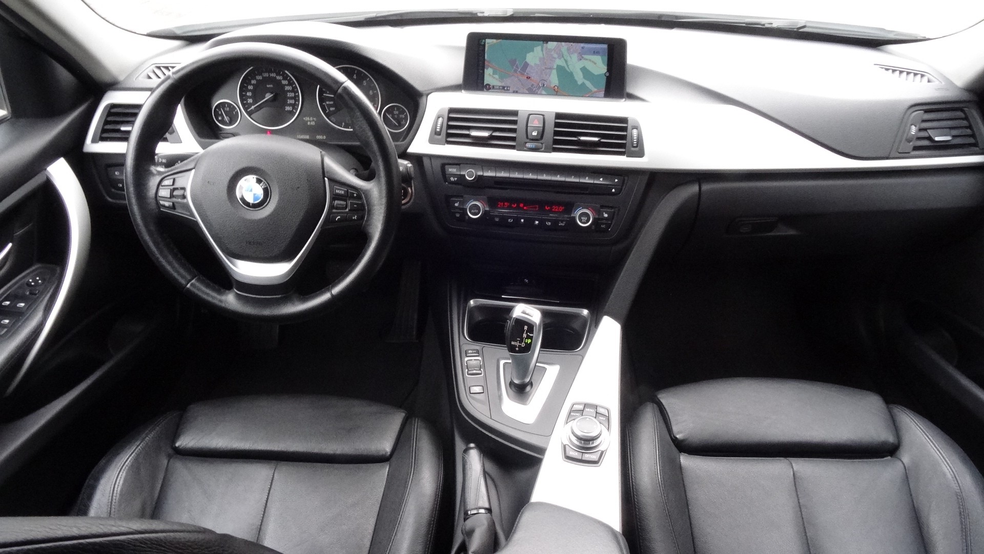 BMW 320i xDrive Sport Line Steptronic-image-13
