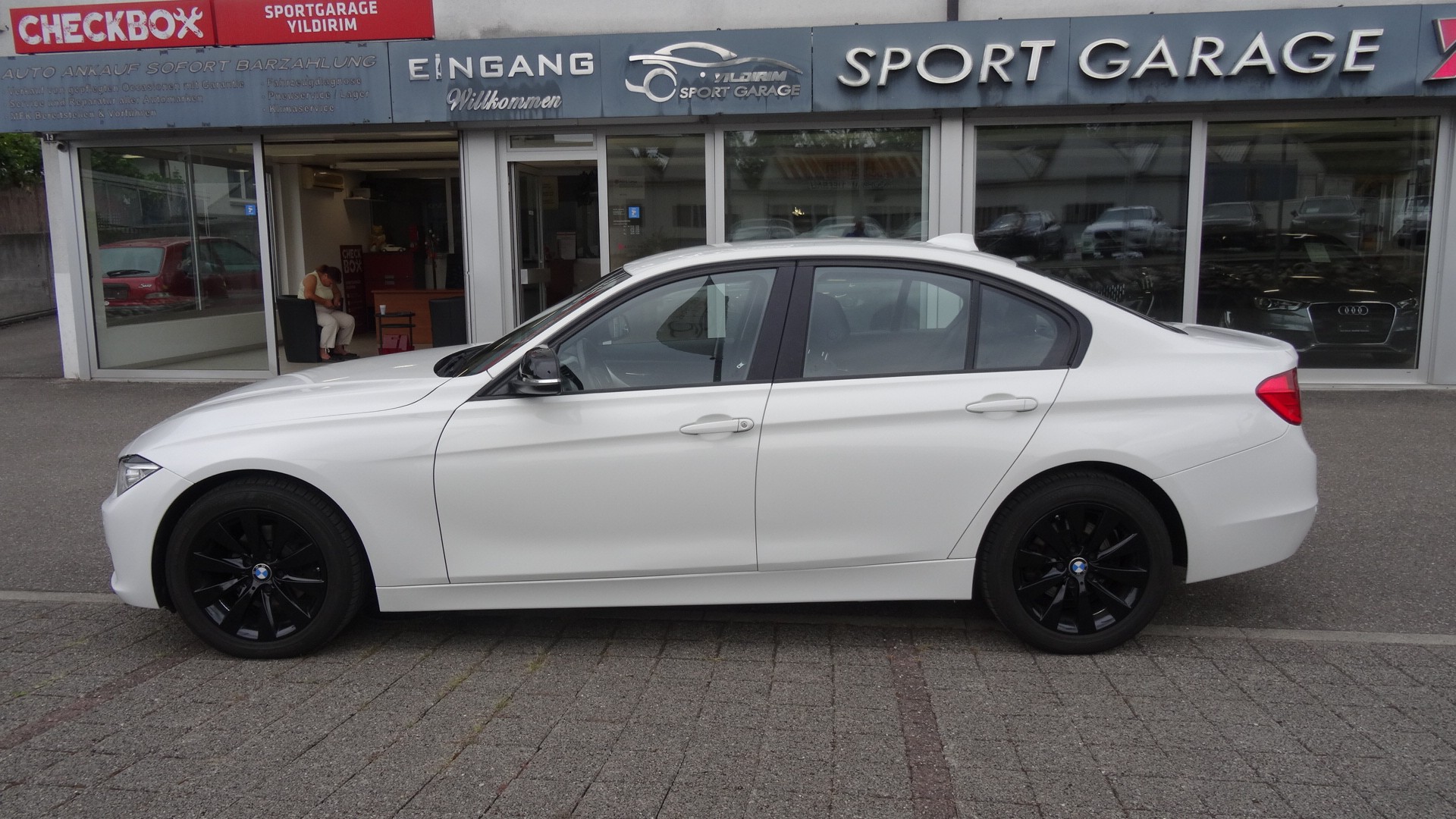 BMW 320i xDrive Sport Line Steptronic-image-7
