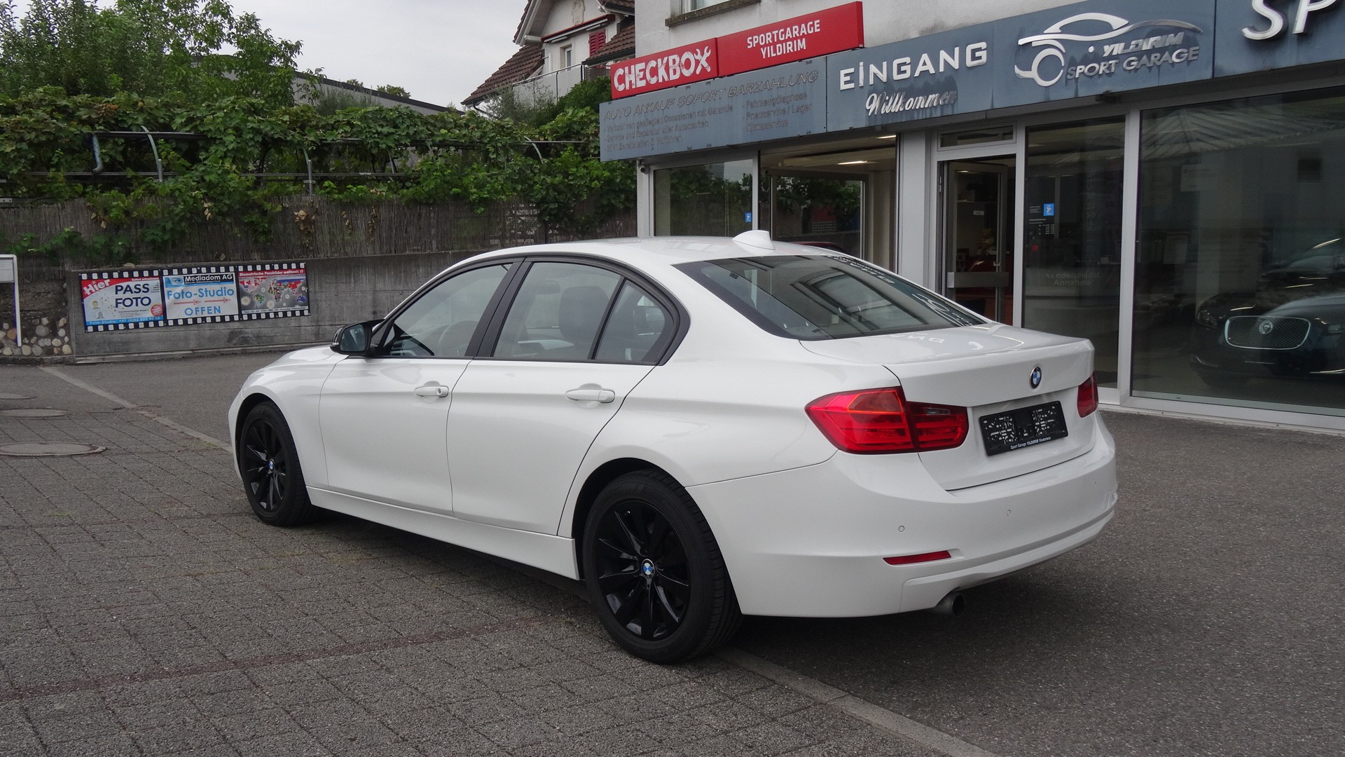 BMW 320i xDrive Sport Line Steptronic-image-6