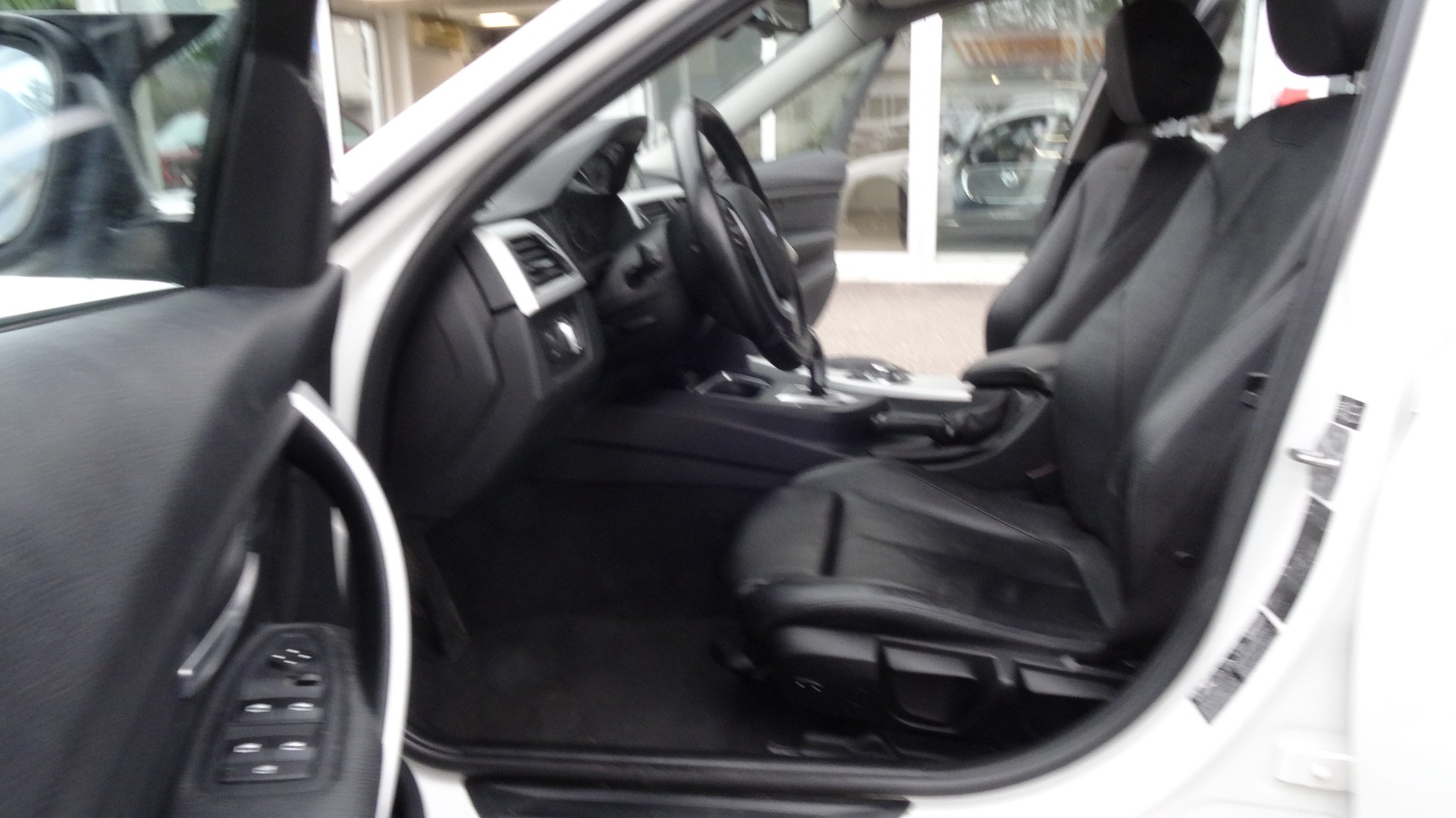BMW 320i xDrive Sport Line Steptronic-image-9
