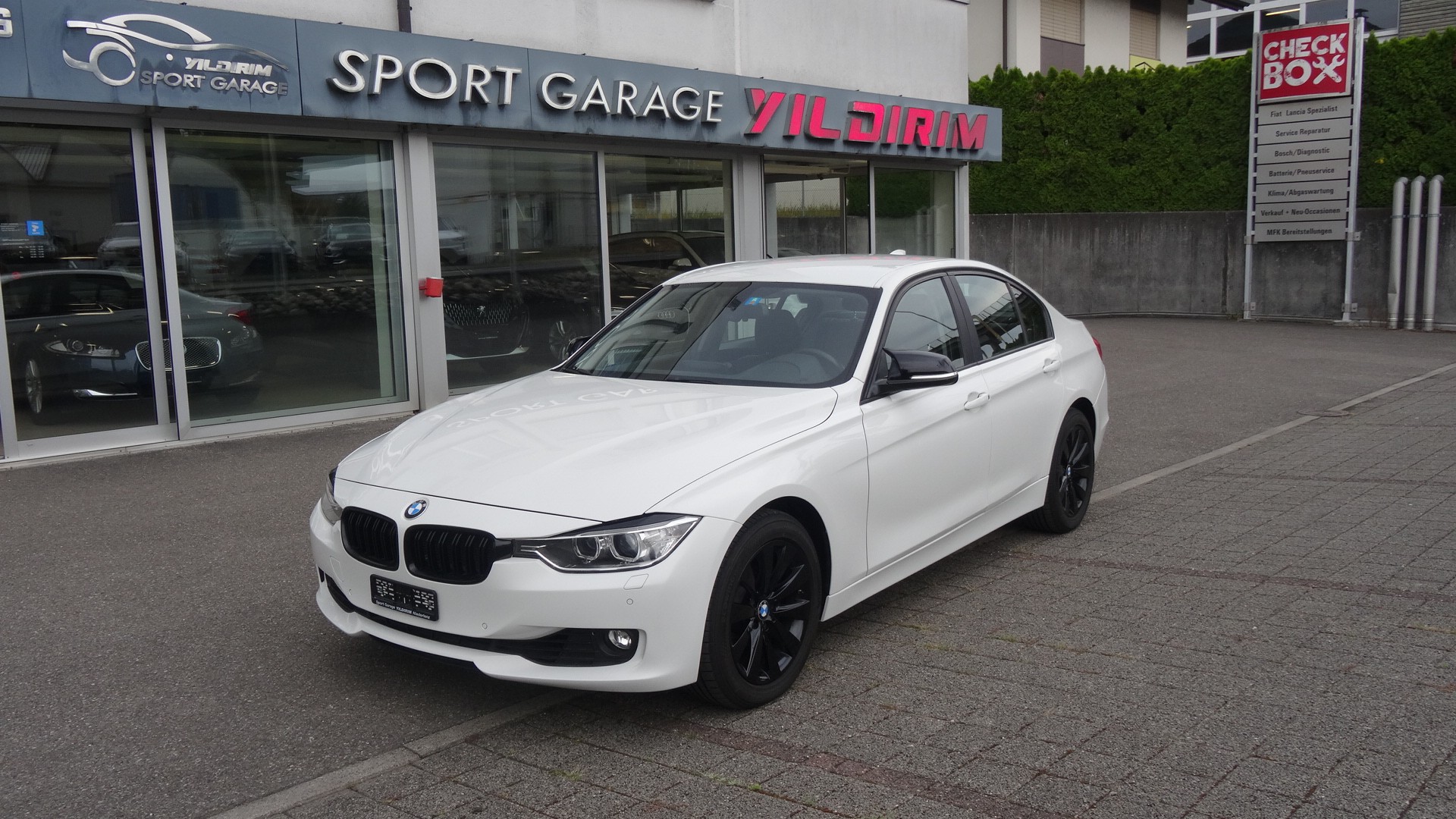 BMW 320i xDrive Sport Line Steptronic-image-0