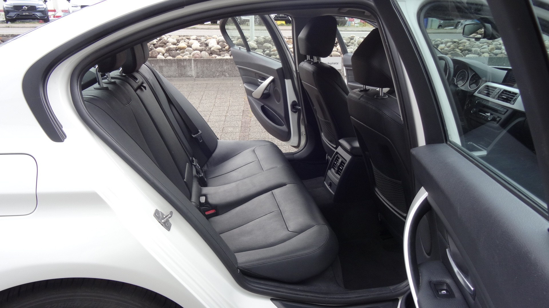 BMW 320i xDrive Sport Line Steptronic-image-12