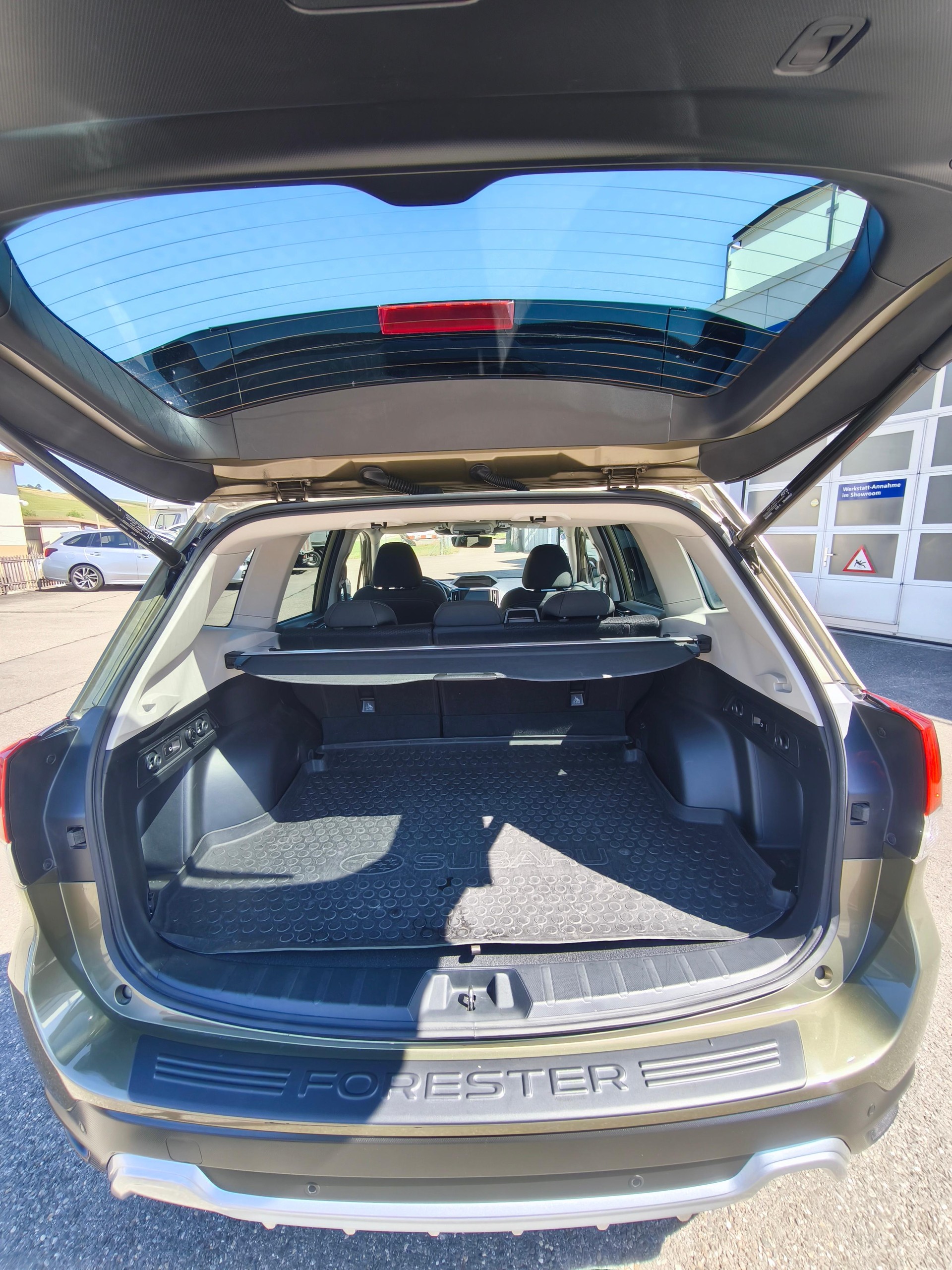 SUBARU Forester Station 2.0i e-Boxer Swiss Plus-image-9