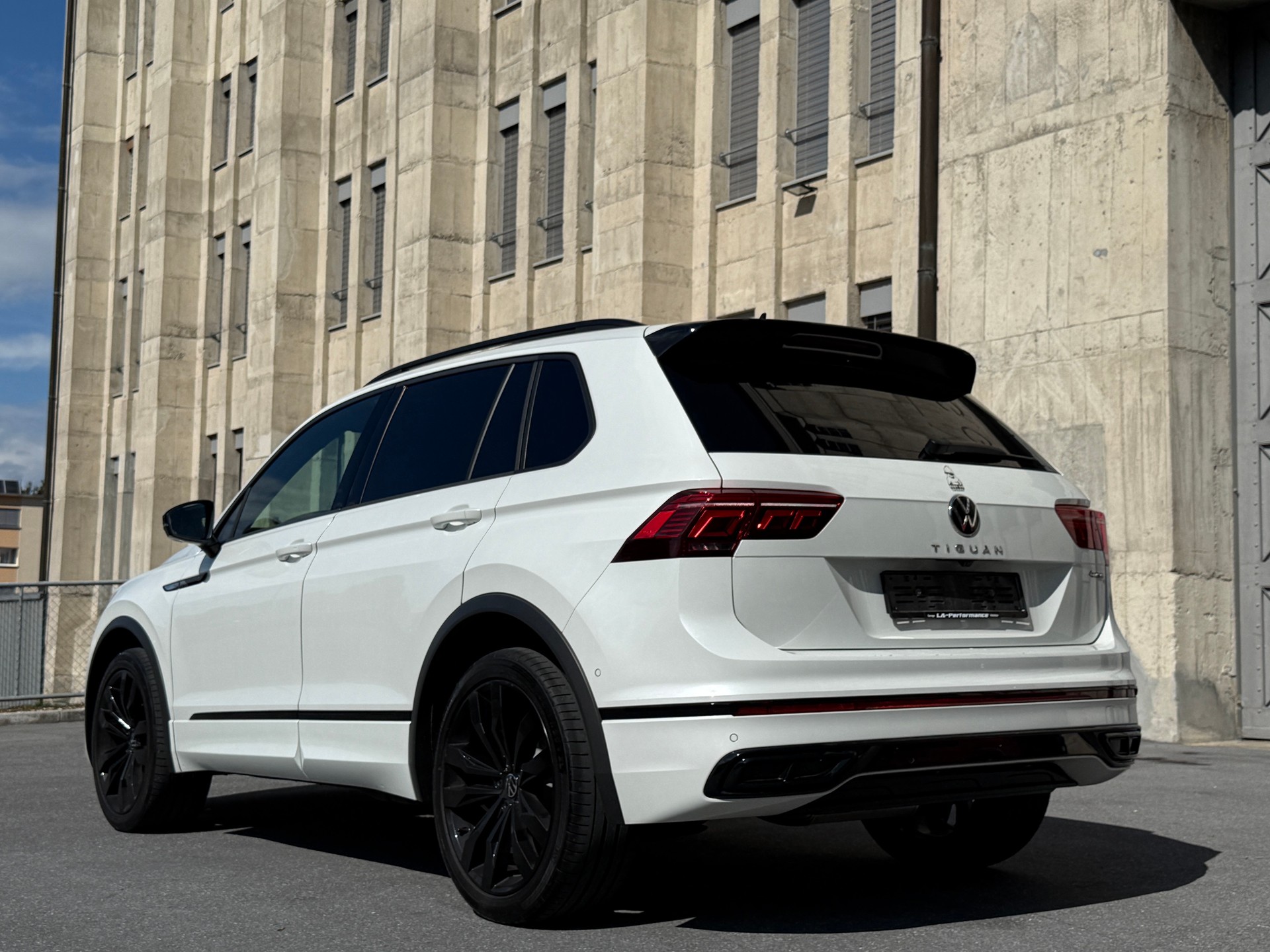 VW Tiguan 2.0 TDI SCR R-Line 4Motion DSG-image-2