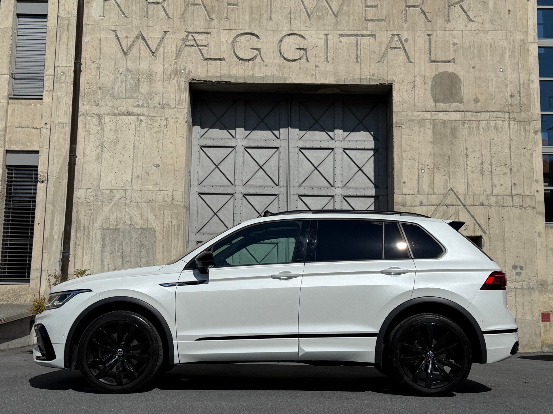 VW Tiguan 2.0 TDI SCR R-Line 4Motion DSG-image-1