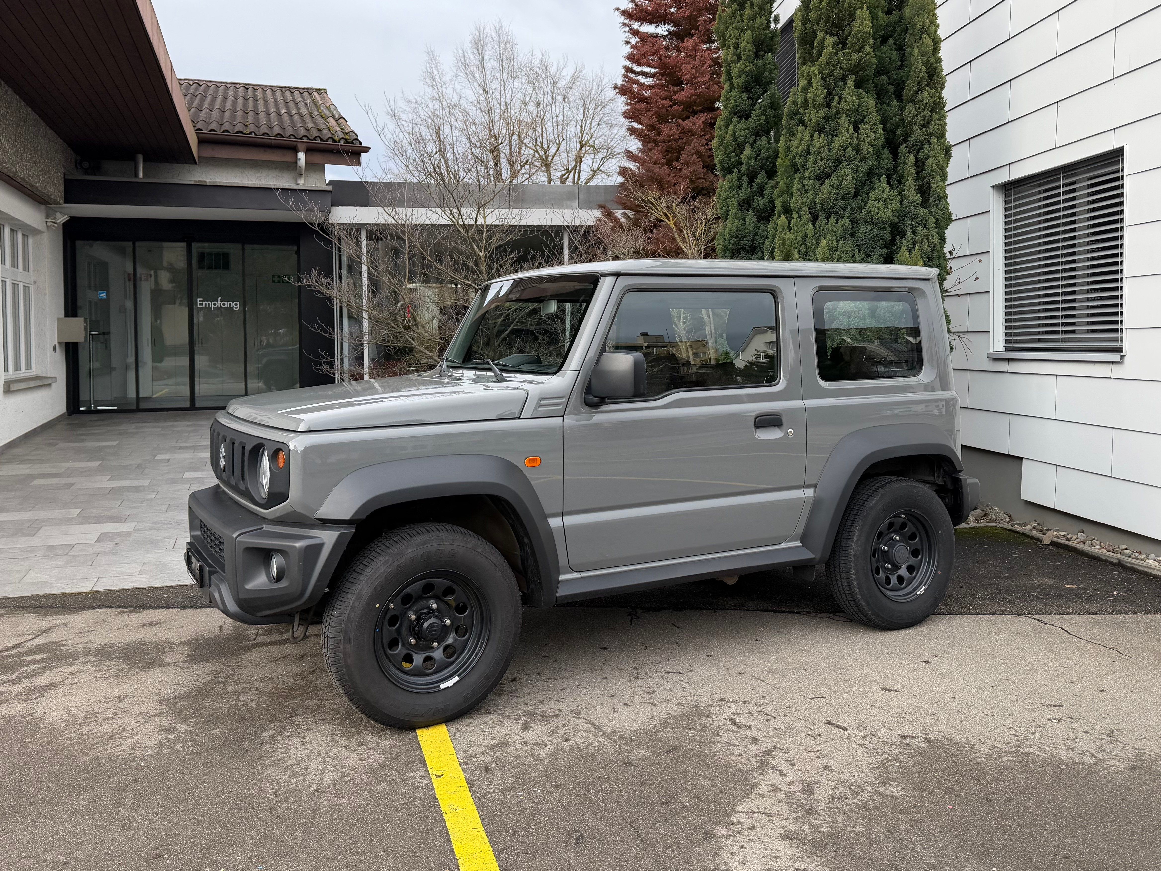 SUZUKI Jimny 1.5 Compact+ 4x4 Automat 4-Plätzer *inkl. Anhängerkupplung* — slika 1