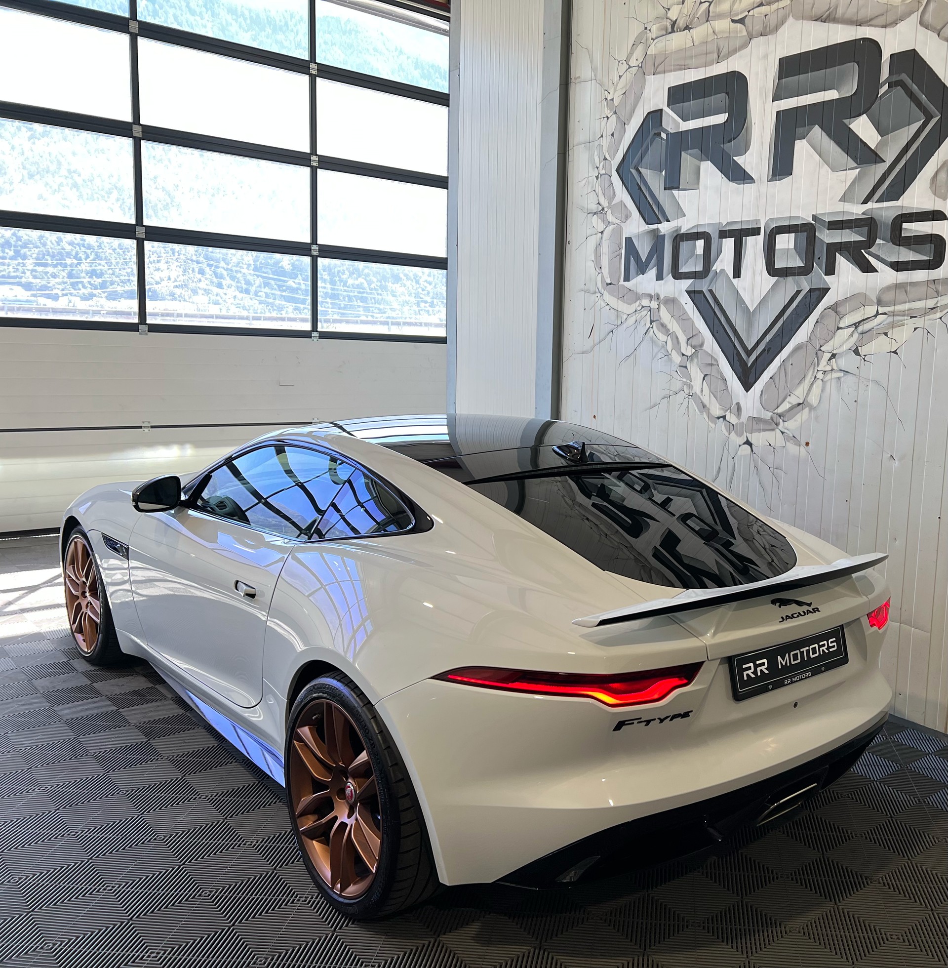 JAGUAR F-Type Coupé 2.0 I4 R-Dynamic Automatik-image-2