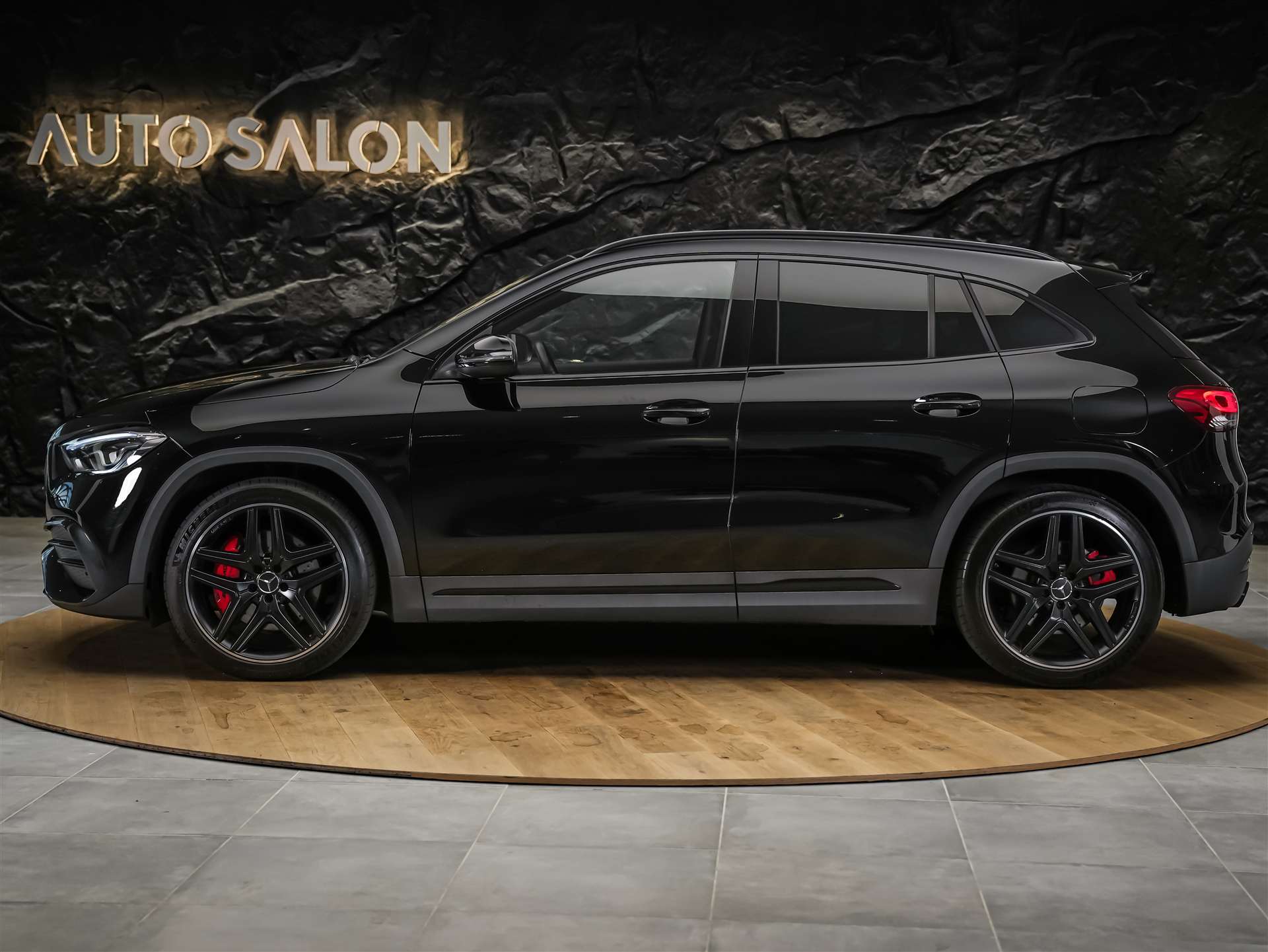 MERCEDES-BENZ GLA 35 AMG 4Matic 8G-Speedshift DCT *ALL BLACK*AHK*Ambientebeleuchtung*-image-1