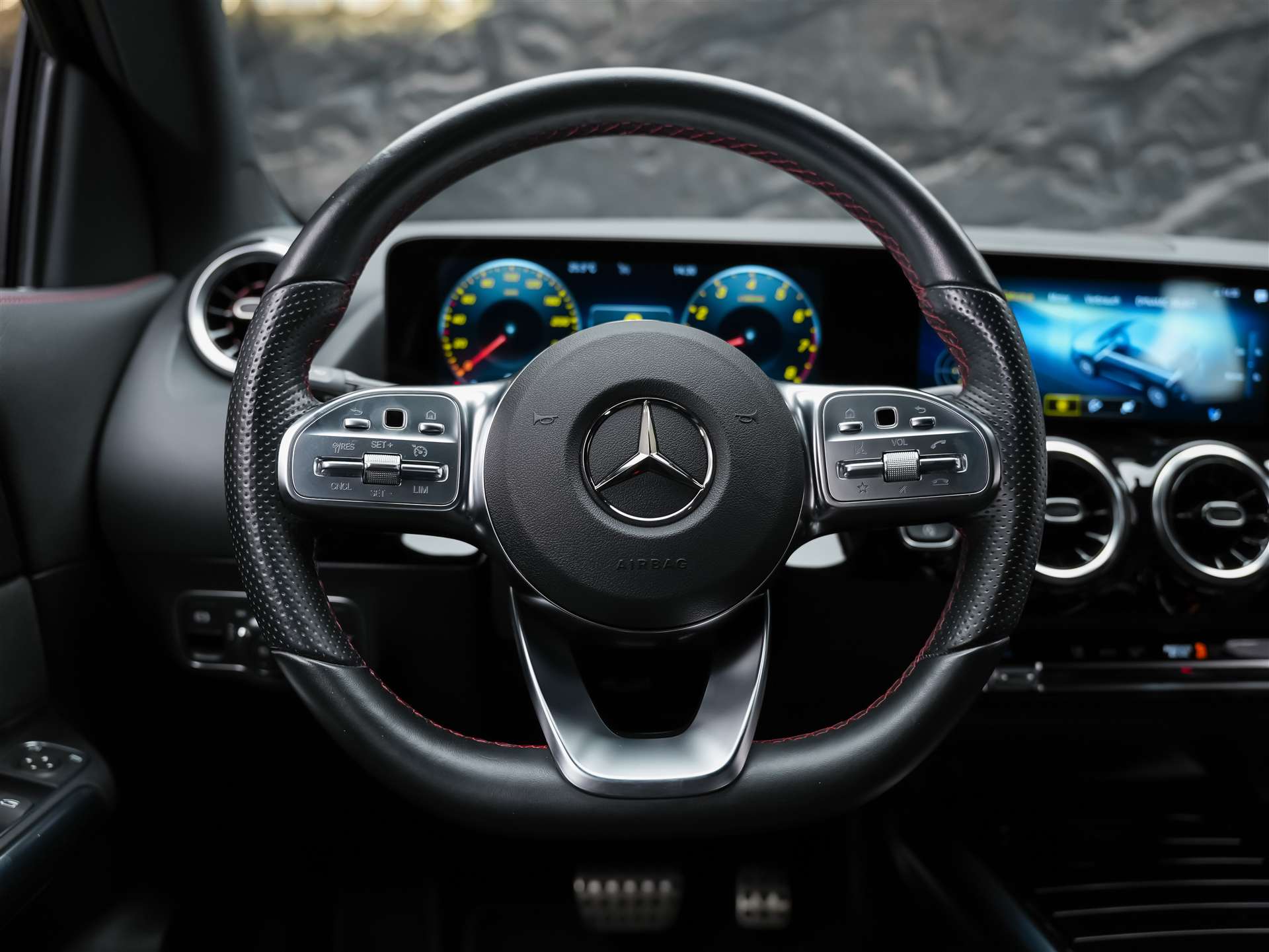 MERCEDES-BENZ GLA 35 AMG 4Matic 8G-Speedshift DCT *ALL BLACK*AHK*Ambientebeleuchtung*-image-25