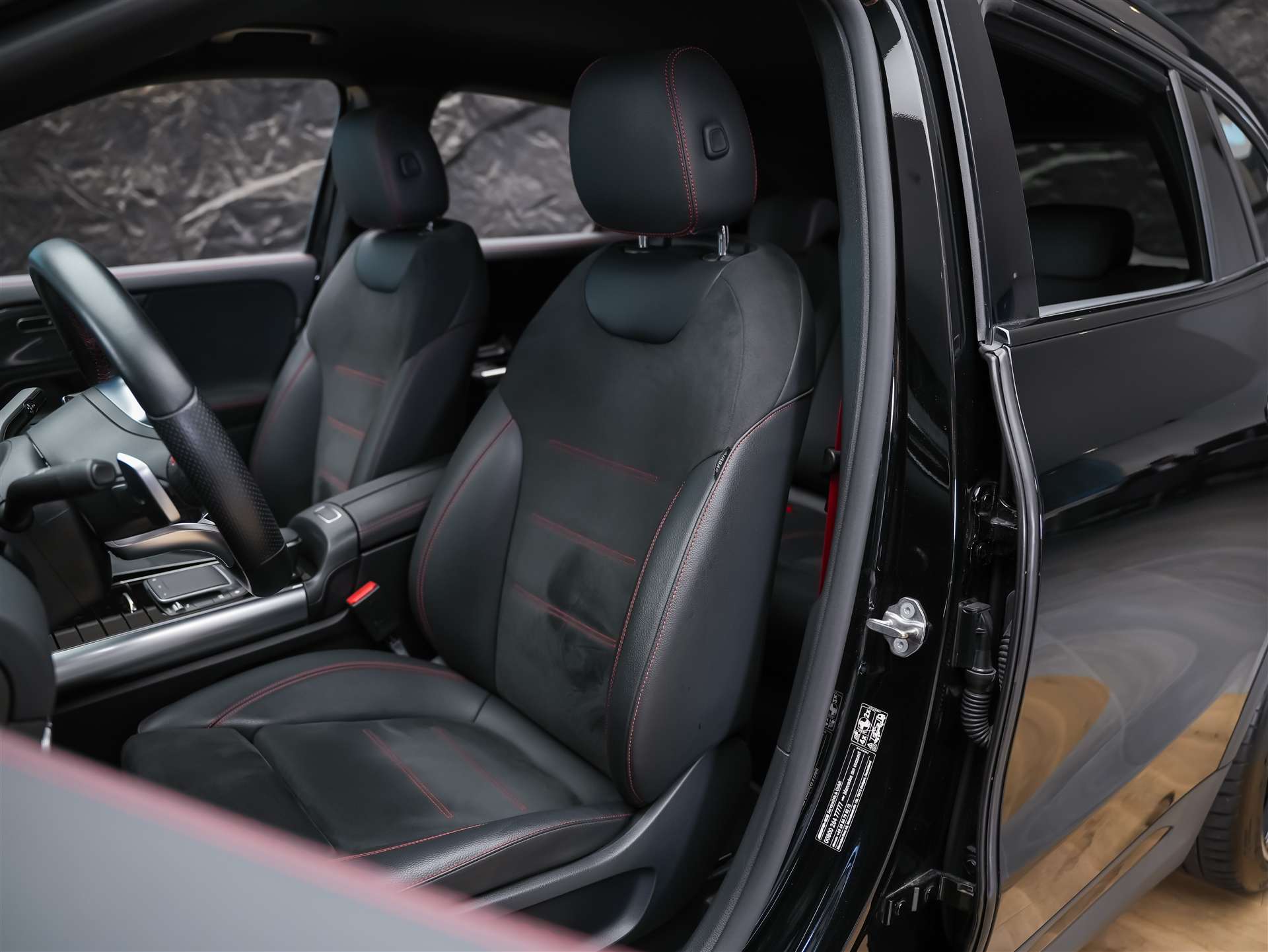 MERCEDES-BENZ GLA 35 AMG 4Matic 8G-Speedshift DCT *ALL BLACK*AHK*Ambientebeleuchtung*-image-8