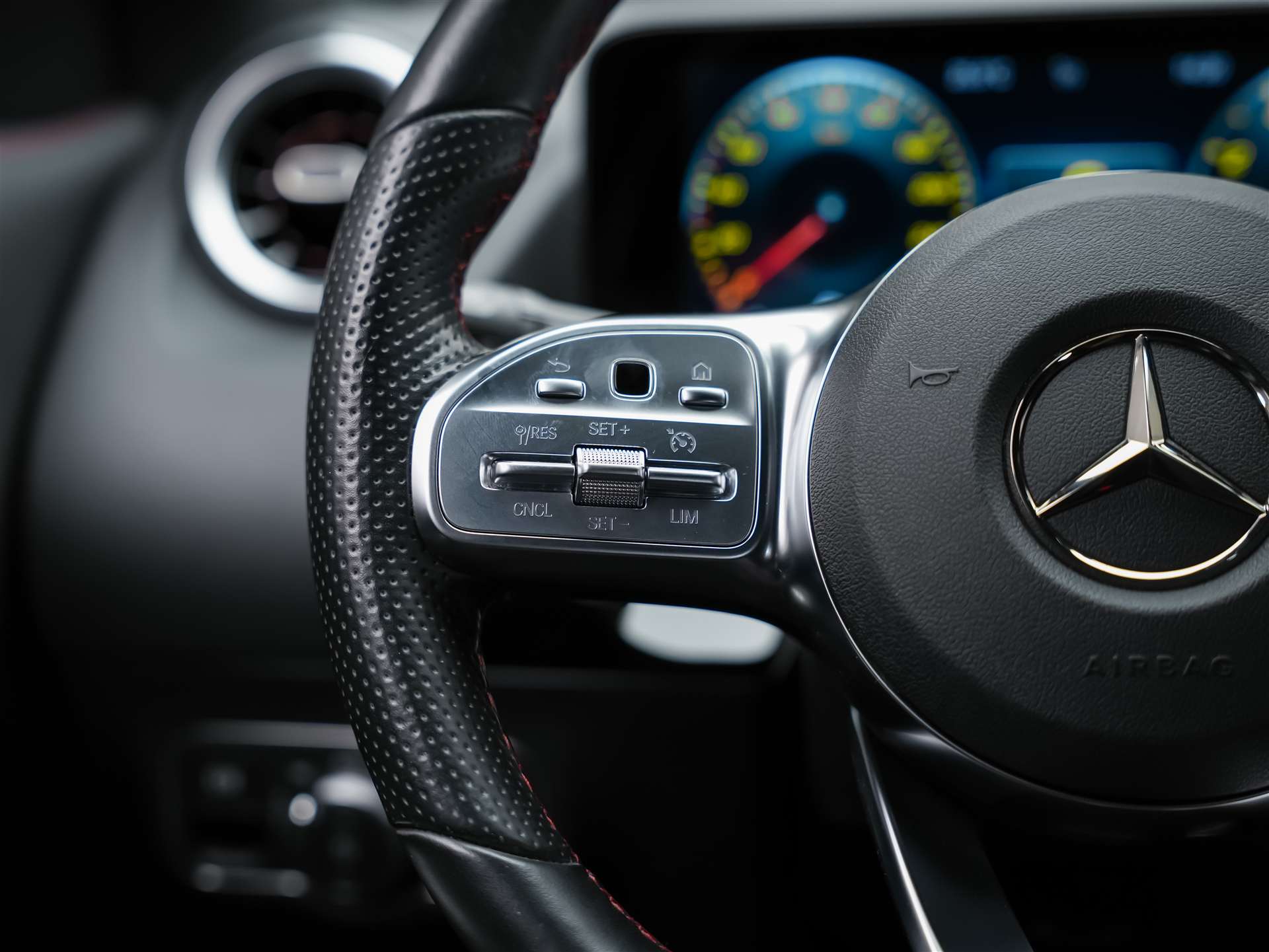 MERCEDES-BENZ GLA 35 AMG 4Matic 8G-Speedshift DCT *ALL BLACK*AHK*Ambientebeleuchtung*-image-26