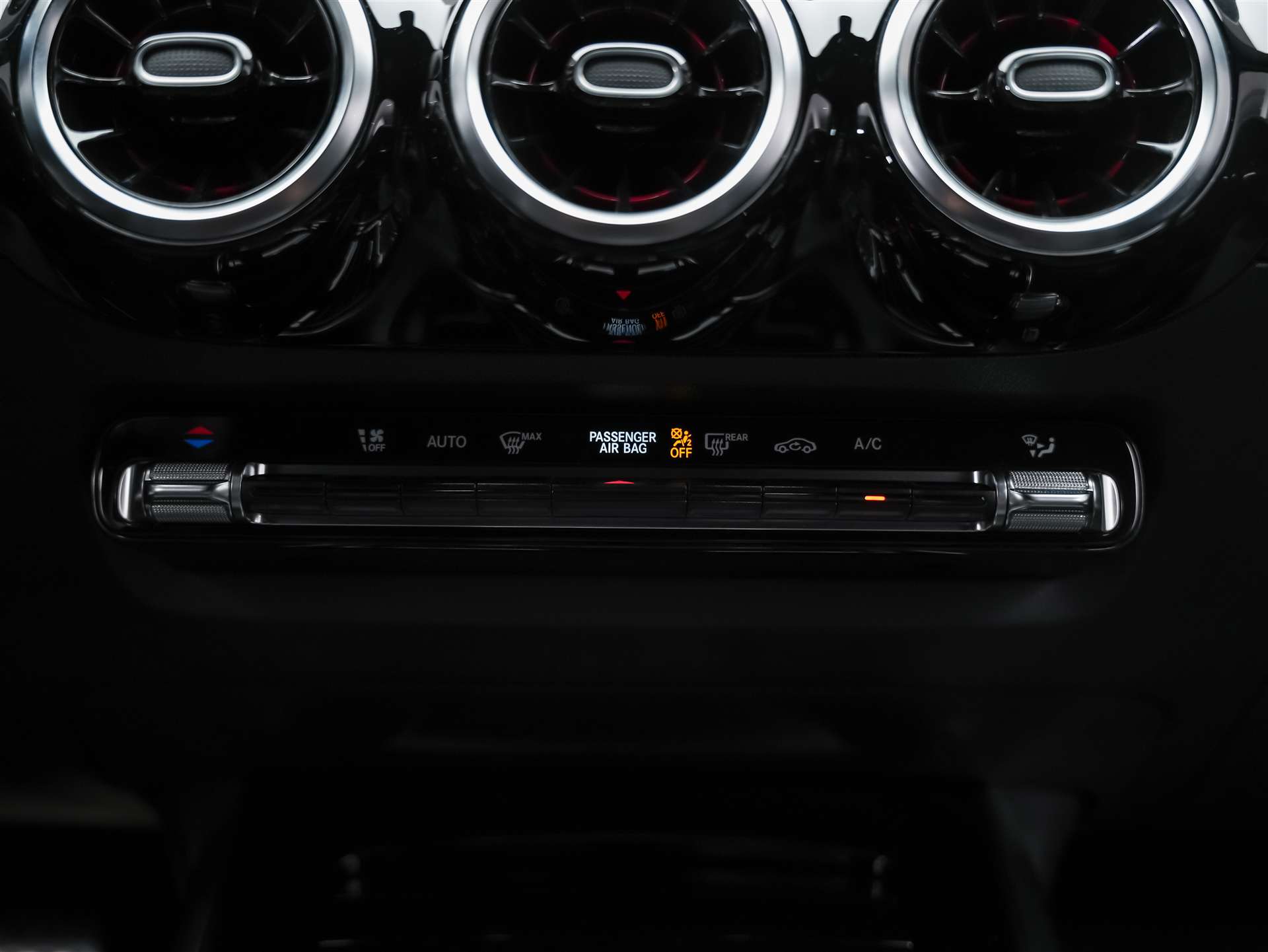 MERCEDES-BENZ GLA 35 AMG 4Matic 8G-Speedshift DCT *ALL BLACK*AHK*Ambientebeleuchtung*-image-22