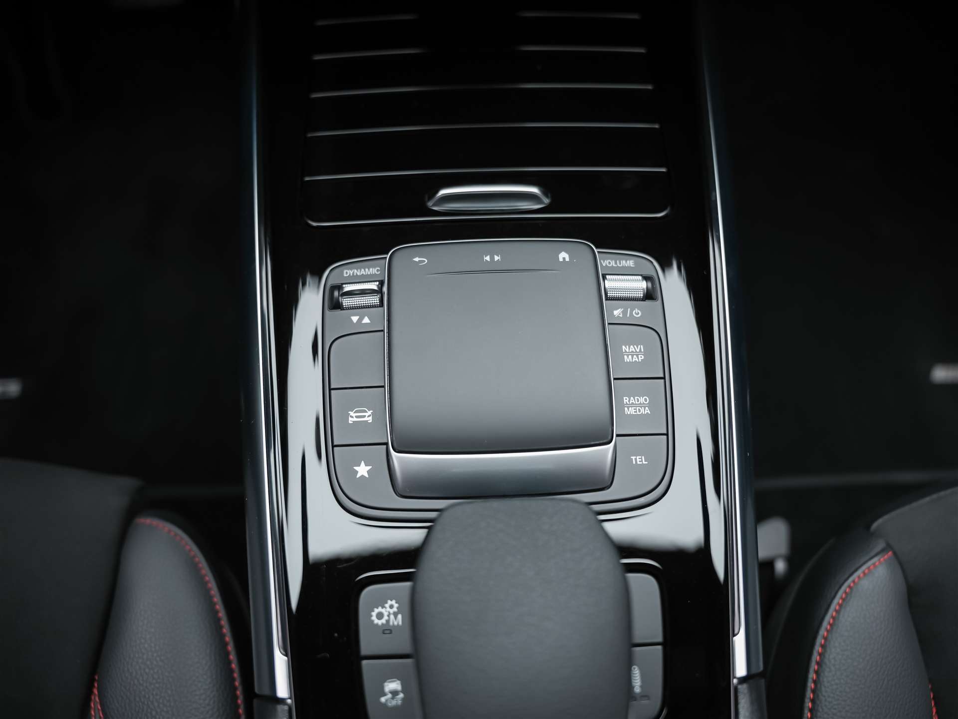 MERCEDES-BENZ GLA 35 AMG 4Matic 8G-Speedshift DCT *ALL BLACK*AHK*Ambientebeleuchtung*-image-20