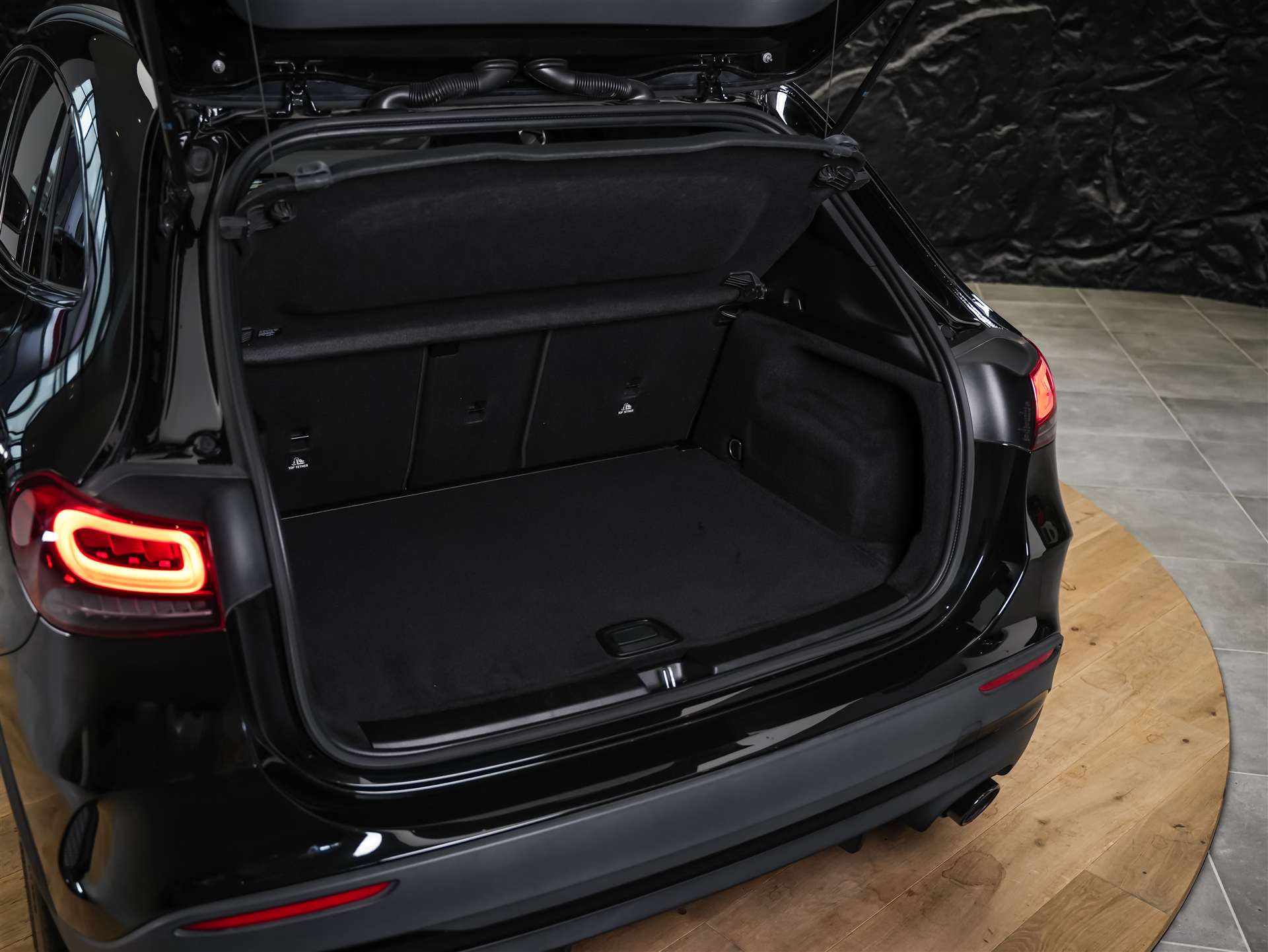 MERCEDES-BENZ GLA 35 AMG 4Matic 8G-Speedshift DCT *ALL BLACK*AHK*Ambientebeleuchtung*-image-41